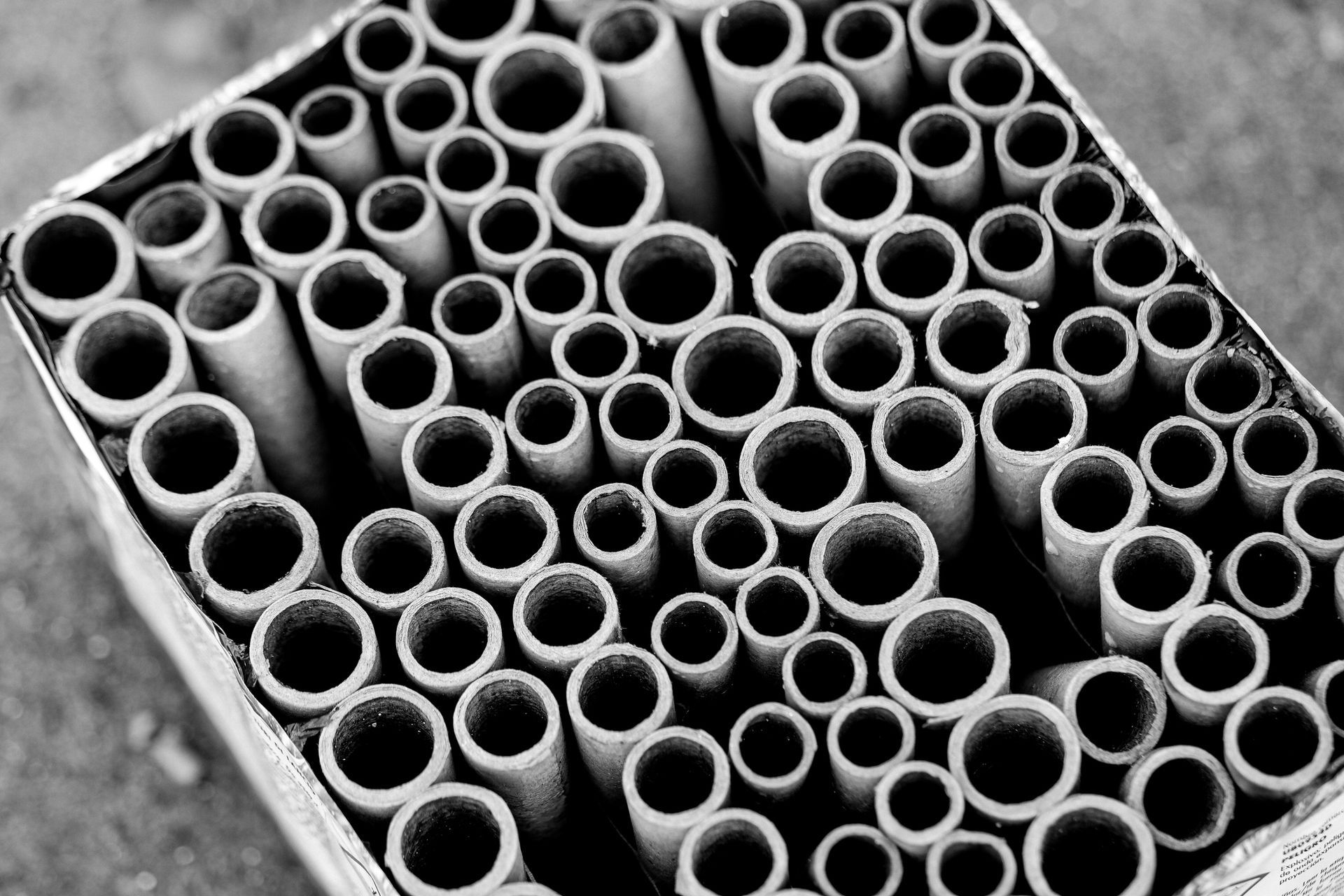Scatola piena di molti tubi di cartone di varie dimensioni.
