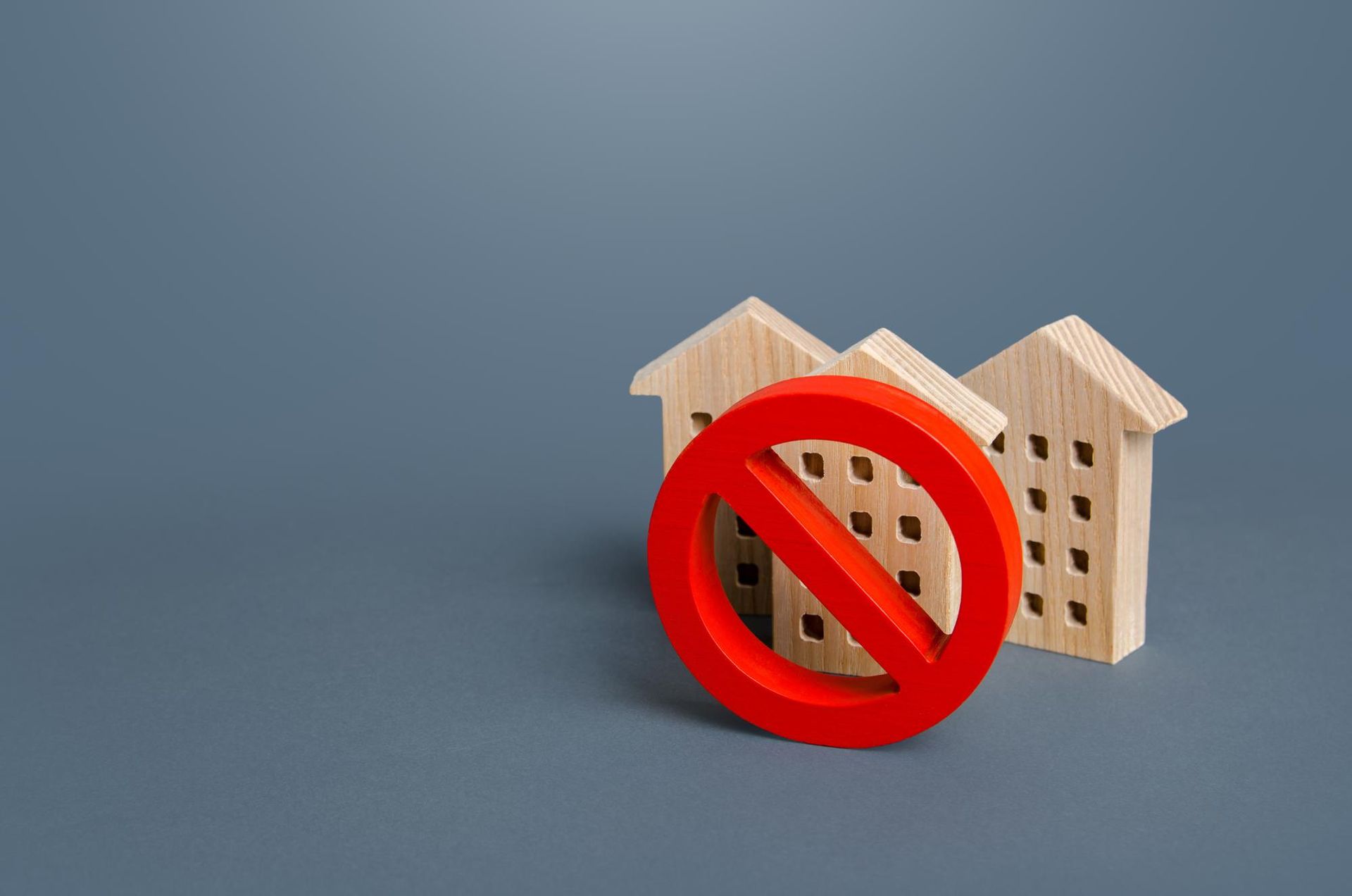 Tres casas de madera y un cartel rojo de 