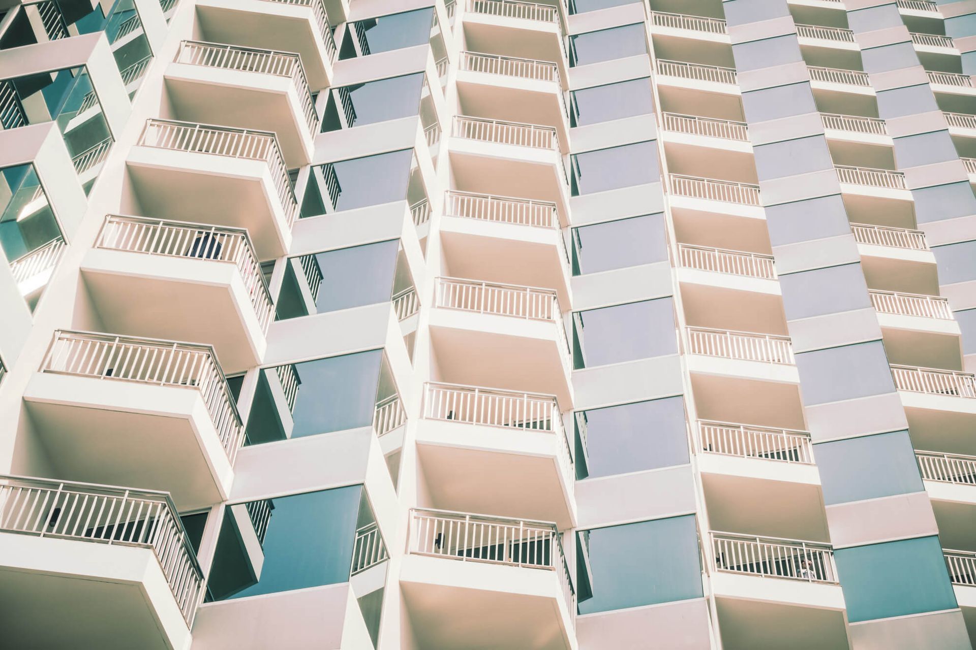 Un edificio alto con muchos balcones y ventanas.