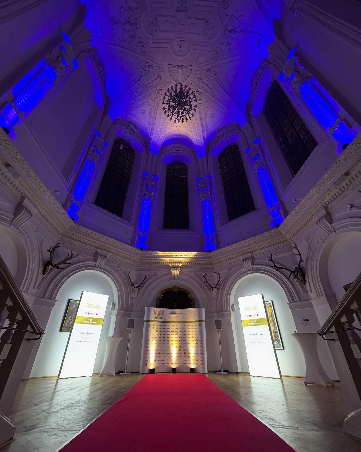 eingeleuchtet-weißer-Saal-Venue1315-Kirche-Eventlocation-München