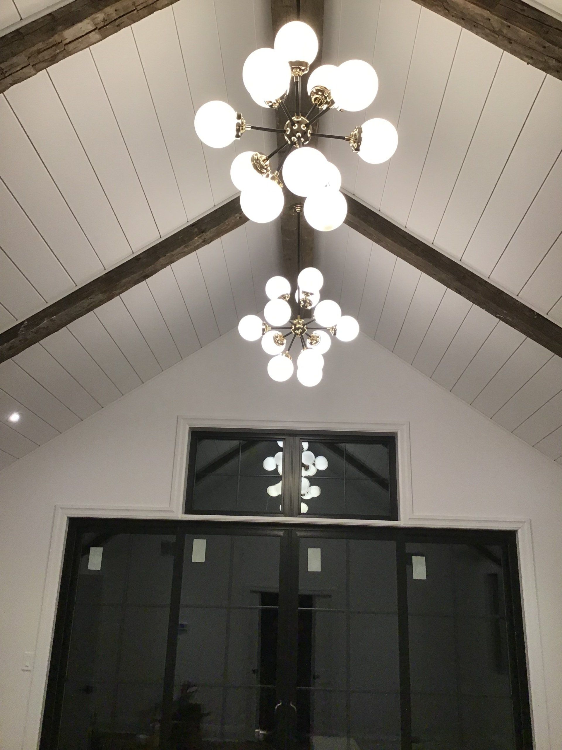 Un plafond voûté avec un lustre suspendu