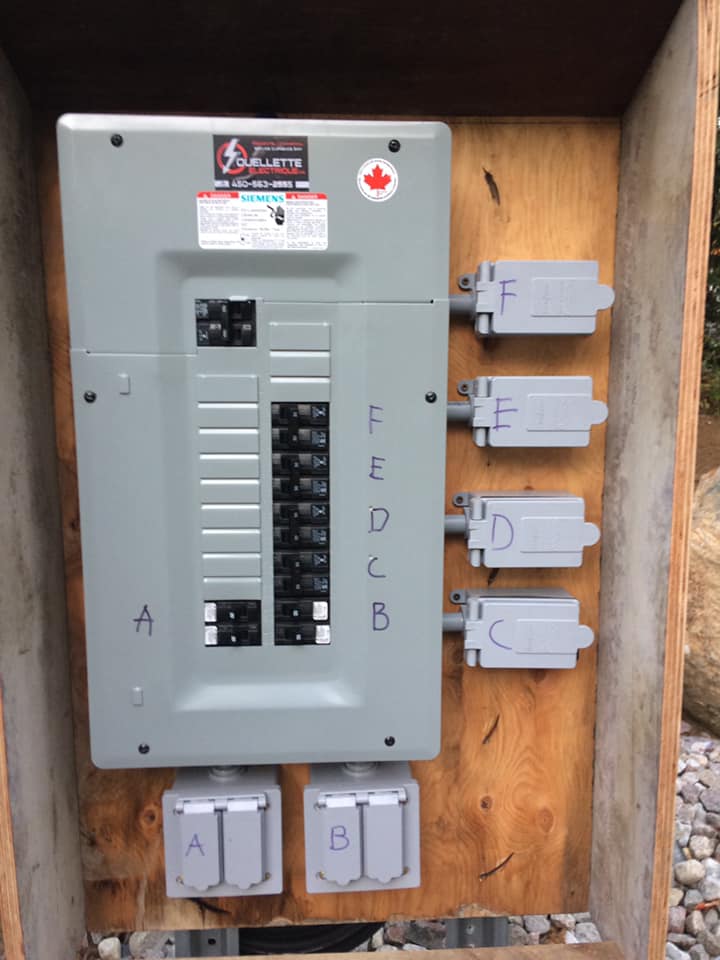 Une boîte électrique avec un drapeau canadien dessus