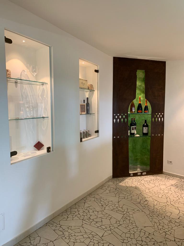 Showcases and displays