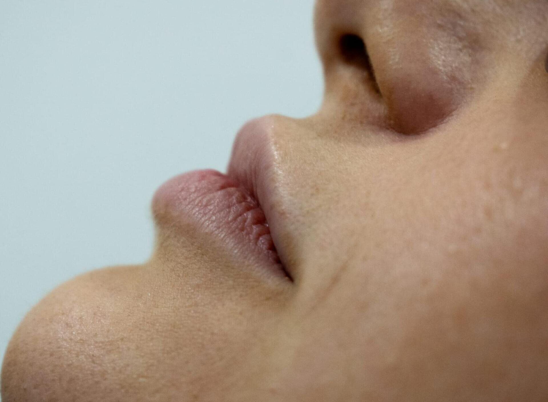Primer plano del perfil de la parte inferior del rostro de una persona, centrándose en sus labios
