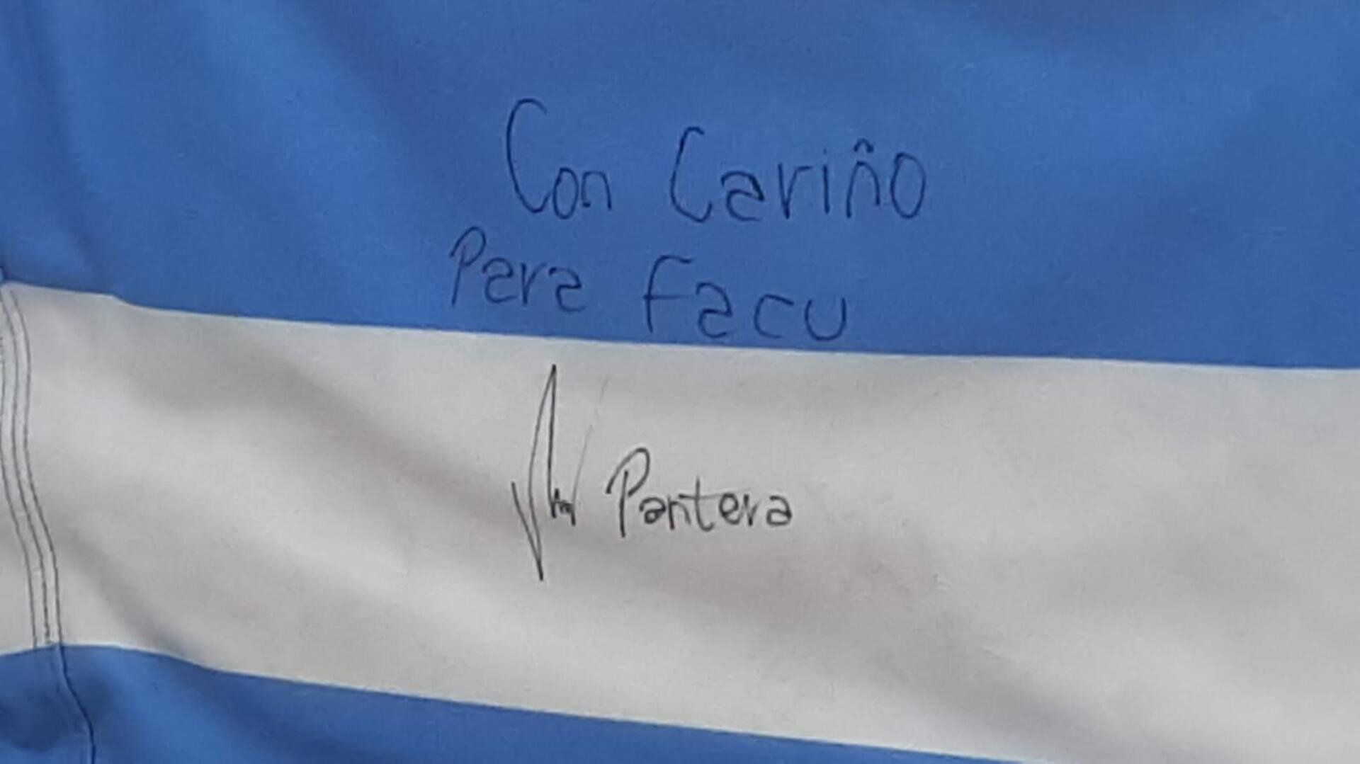 Una bandera azul y blanca con el texto manuscrito