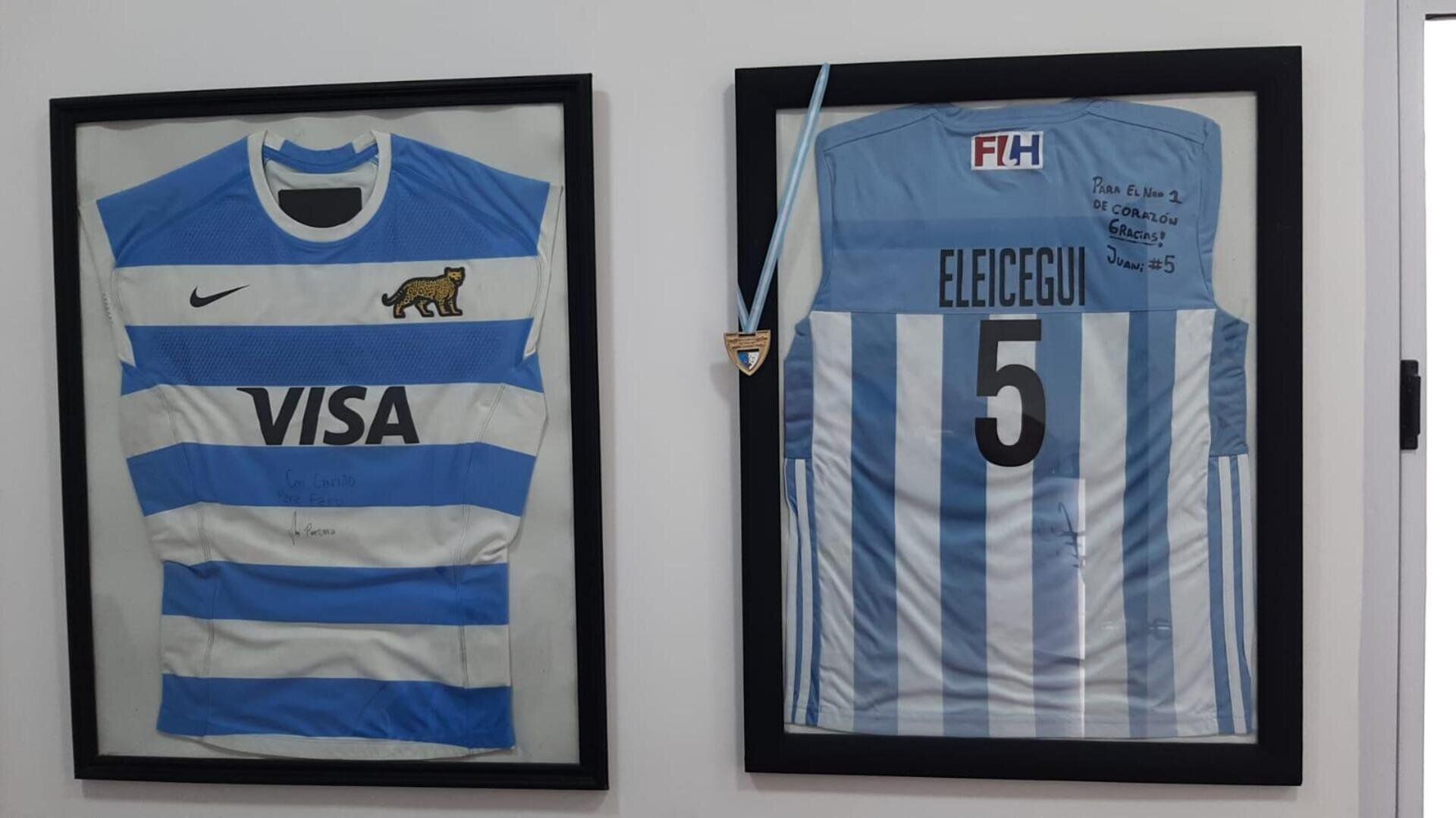 Dos camisetas deportivas argentinas enmarcadas, una con el logo de Puma y la ot