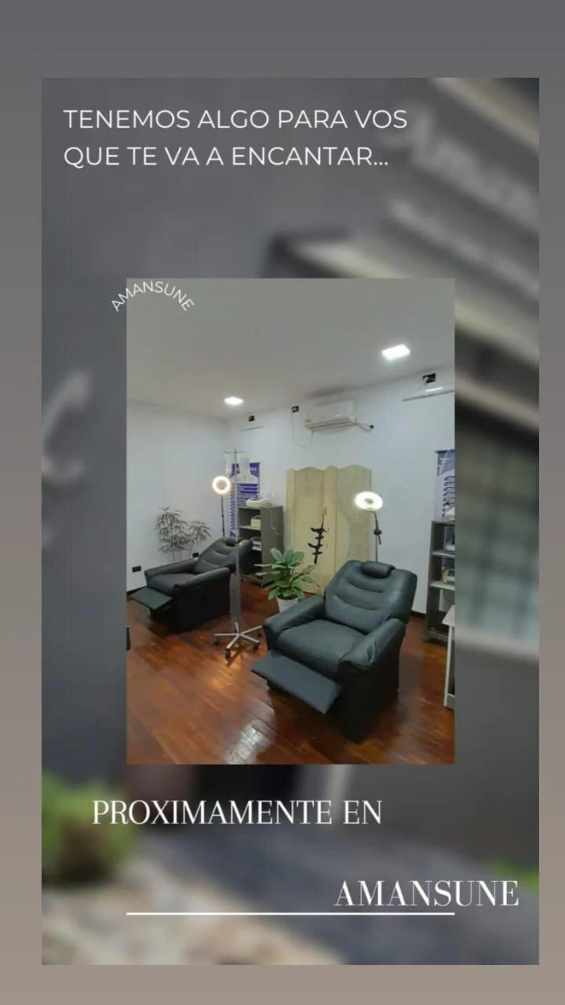 Una publicación promocional que muestra un pequeño salón con dos sillones