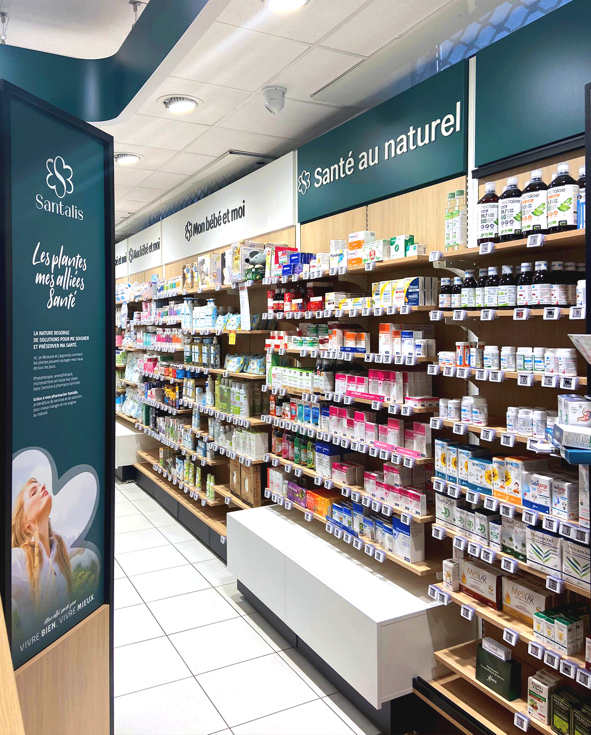 Intérieur de pharmacie avec étagères de produits, accents de bois et un banc blanc.