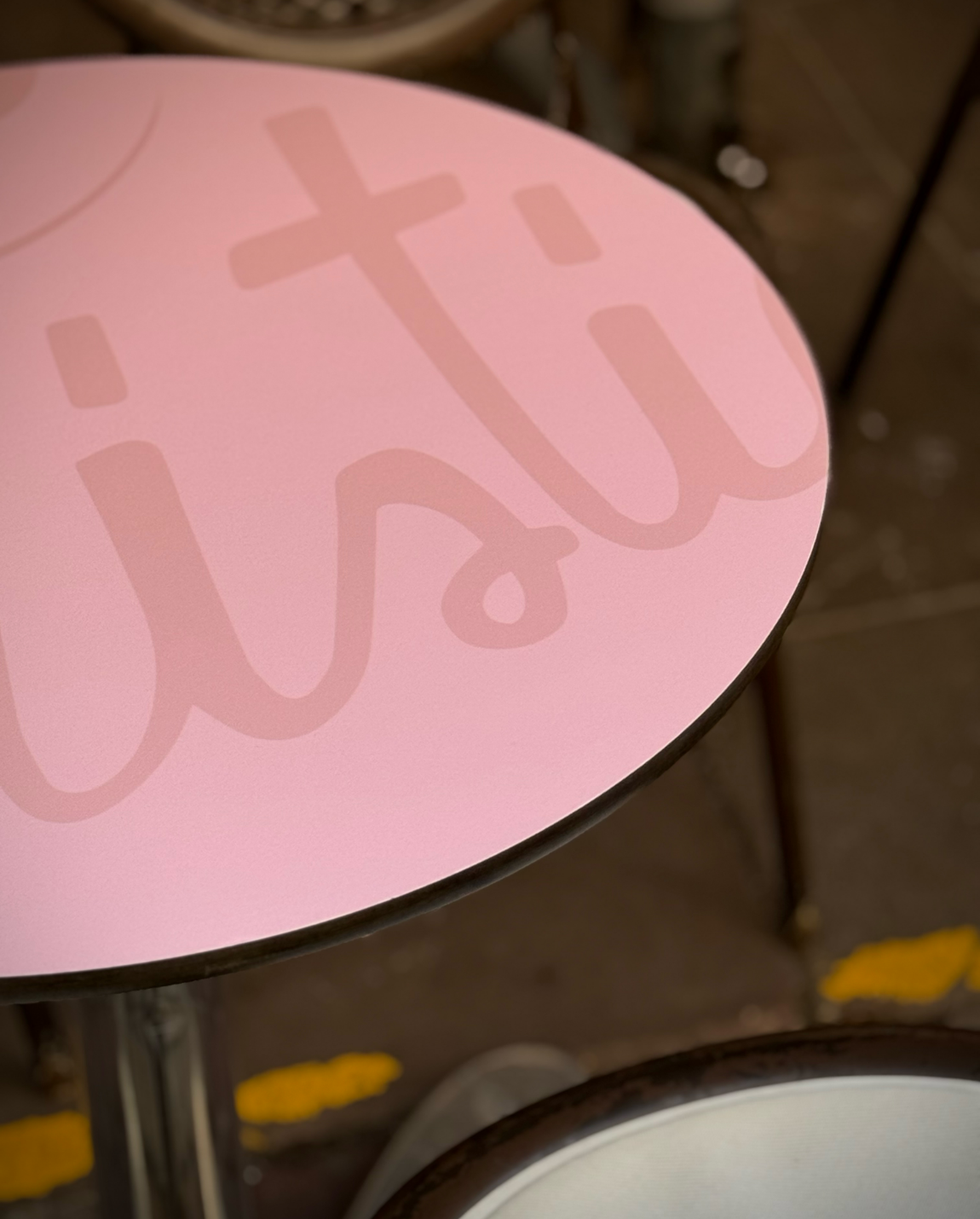 Table rose avec inscription « Christian ».