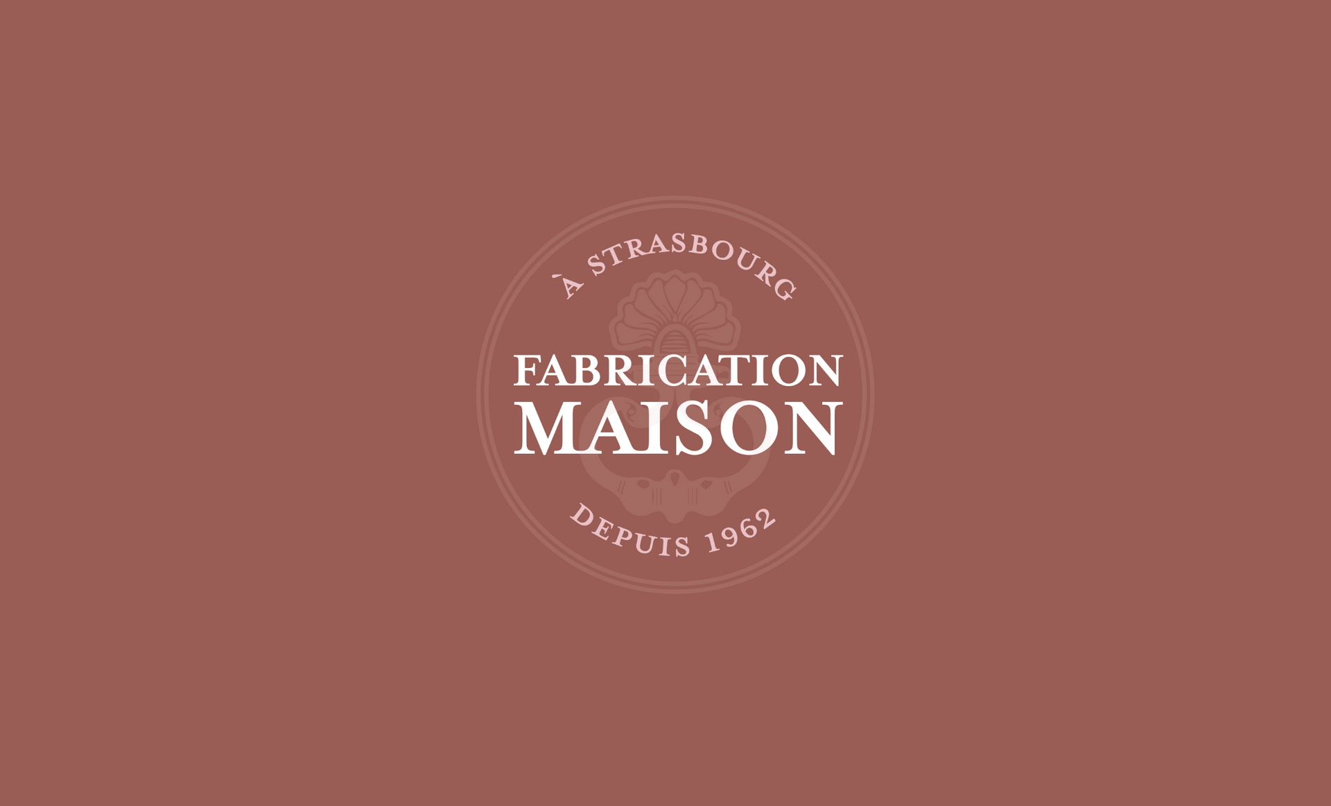 Logo : « Fabrication Maison » en blanc dans un cercle. « À Strasbourg » et « Depuis 1952 » encadrent le texte.