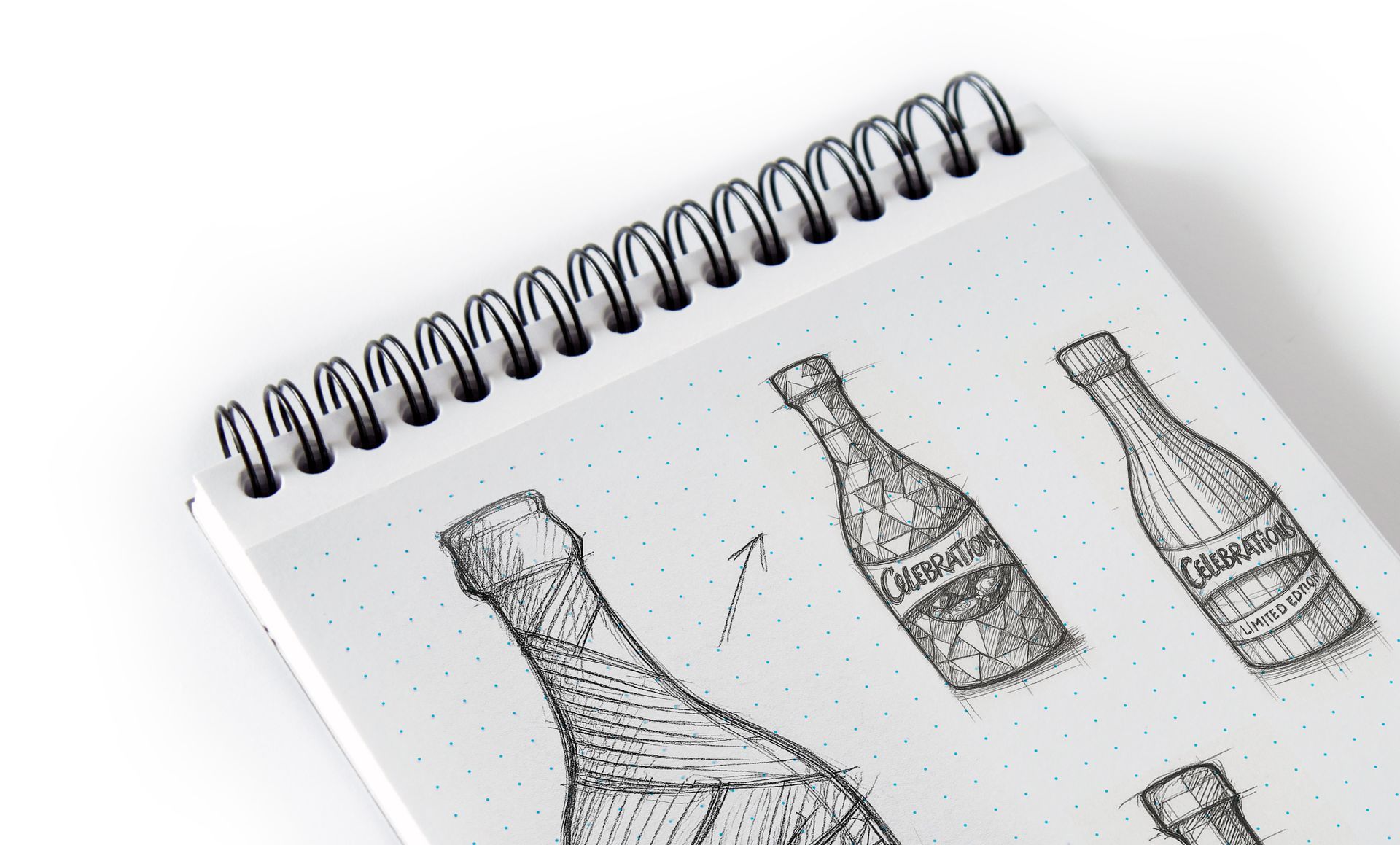 Page de carnet de croquis avec des croquis de bouteilles en verre.