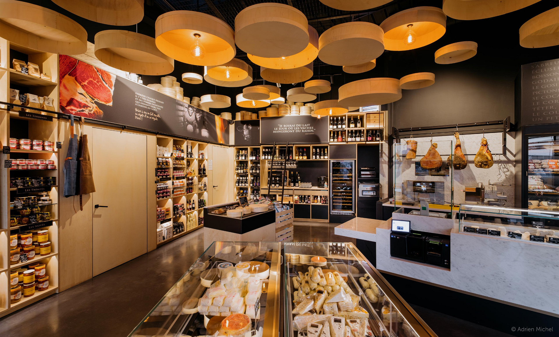 Intérieur d'une boutique d'alimentation gastronomique.