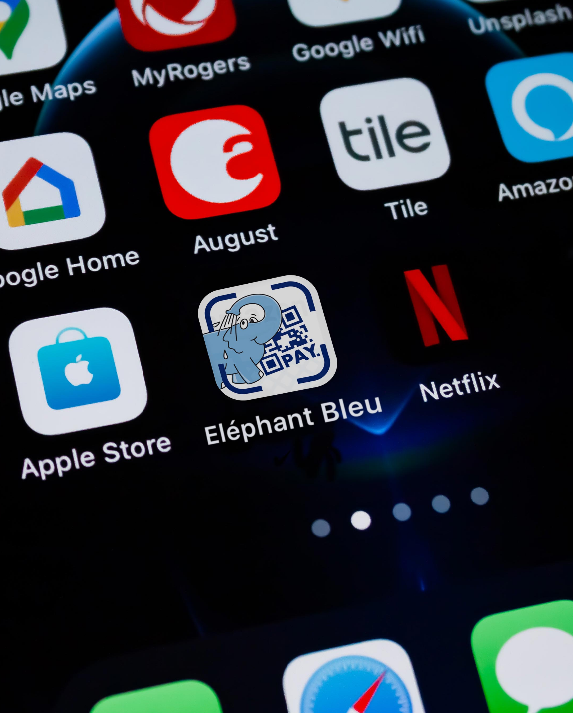 Smartphone screen with app icons: Maps, MyRogers, Google Wifi, August, Tile, Apple Store, Eléphant Bleu, and Netflix.