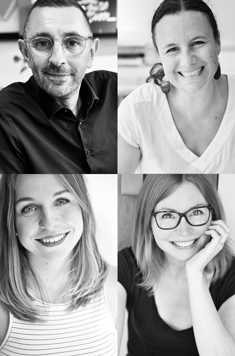 Quatre personnes souriantes, portraits en niveaux de gris, sous différents angles et dans différents décors.