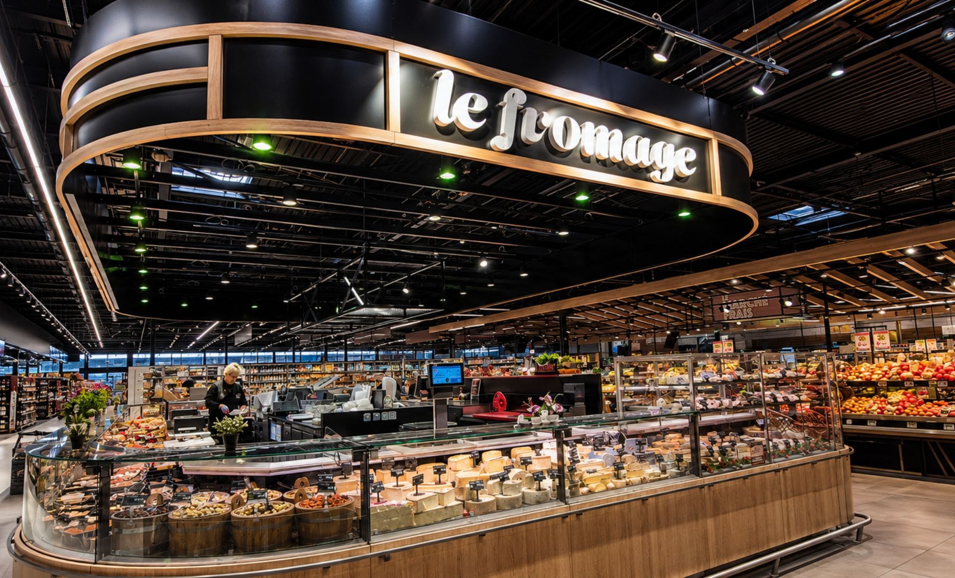 Enseigne en bois du magasin indiquant « l'animalerie » avec un logo en forme d'empreinte de patte au-dessus.
