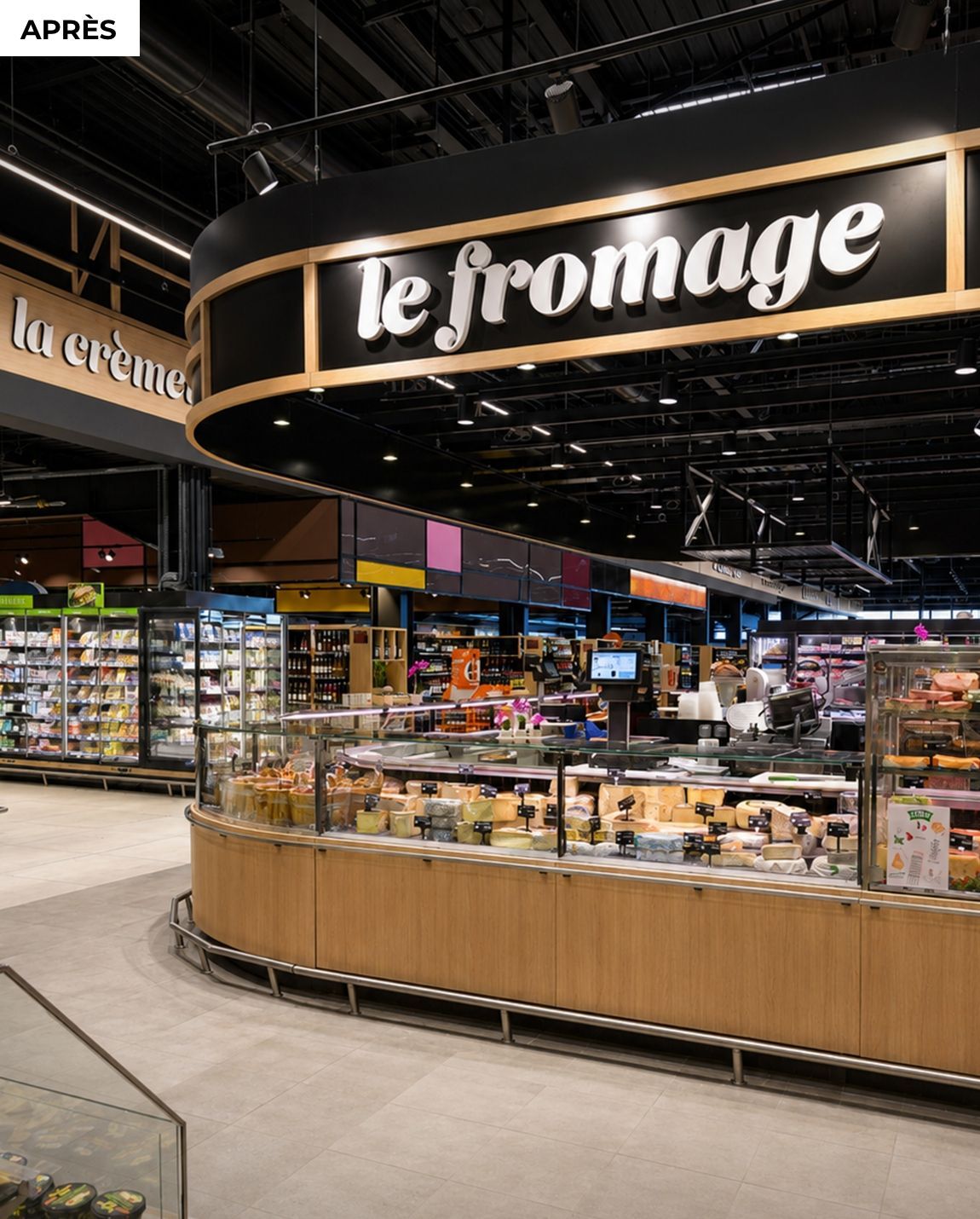 Comptoir à fromages Hypermarché E.Leclerc Erstein. intérieur, avec une grande enseigne « Le Fromage » et des présentoirs réfrigérés.