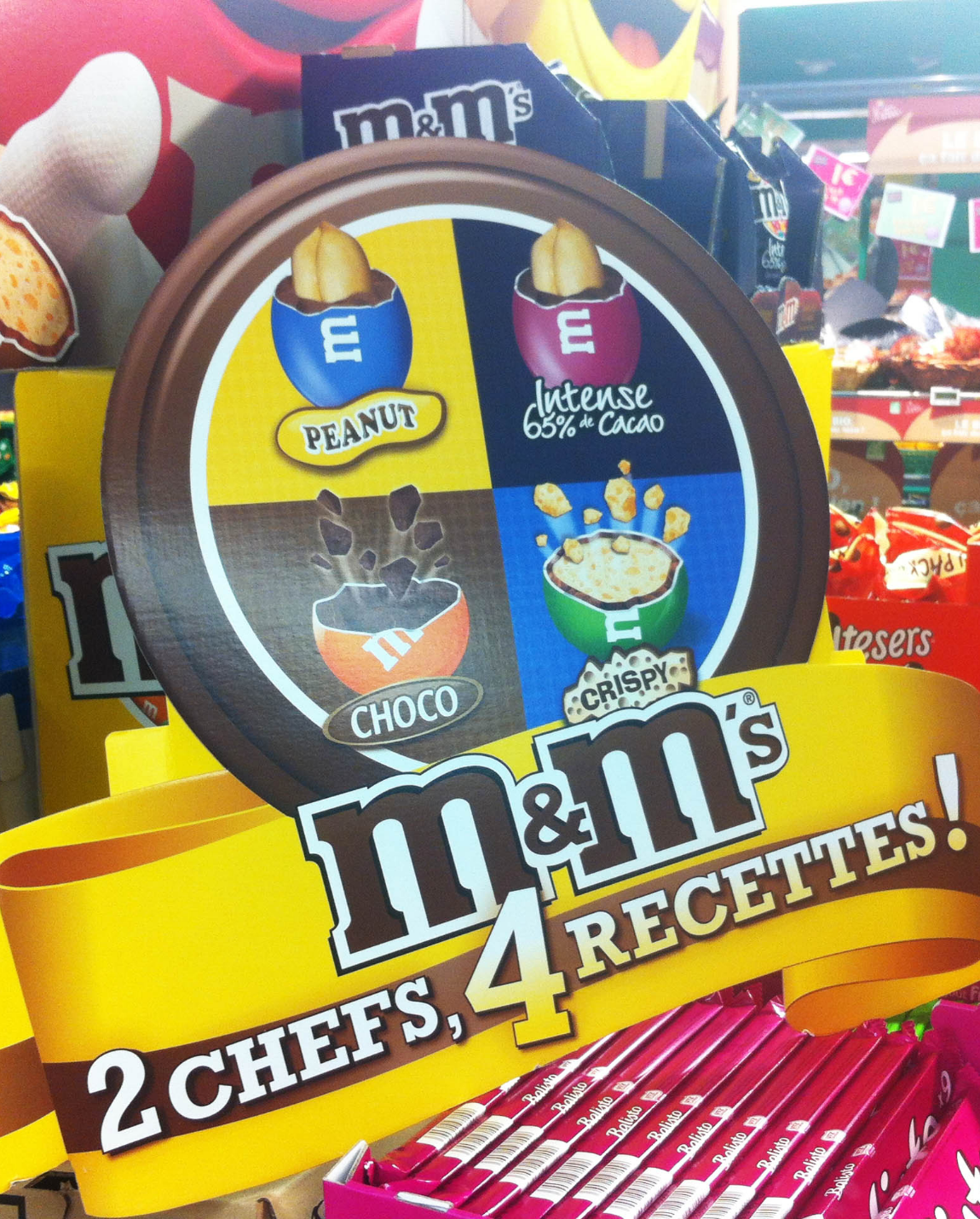 M&M's display featuring a circular design with four flavor options: peanut, intense cacao, choco, and crunchy.
