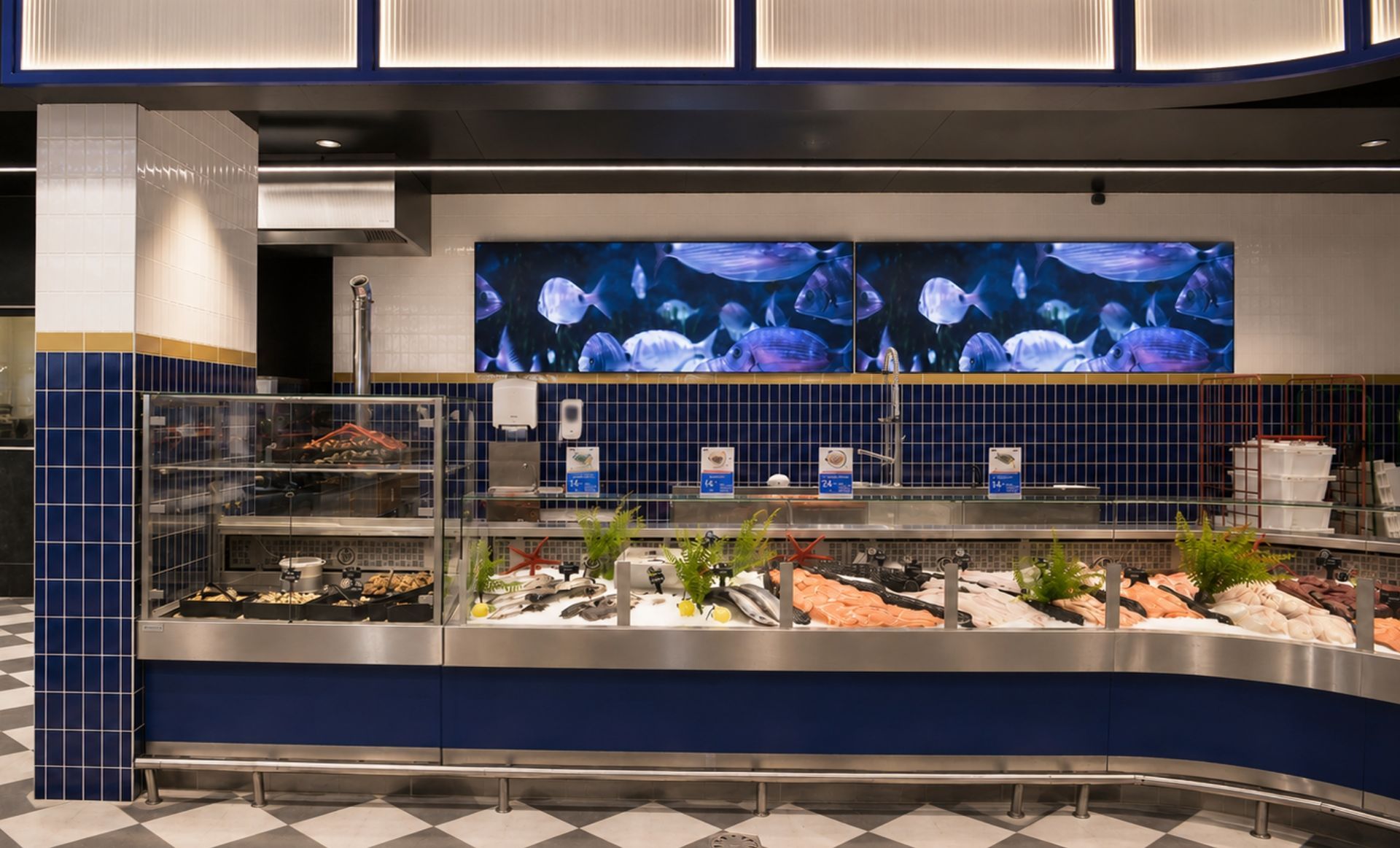 Comptoir poissonnerie assortiment Hypermarché