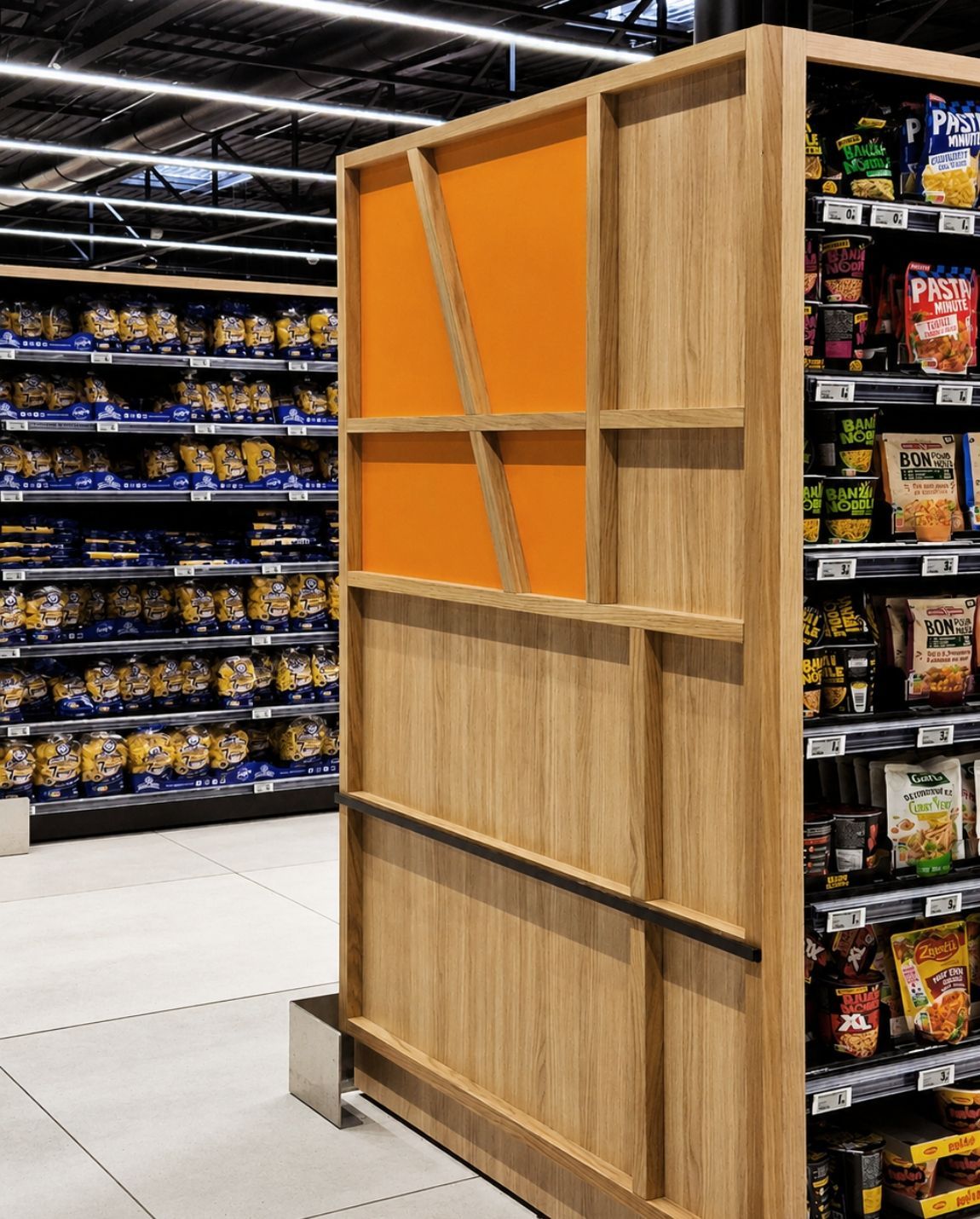 Tête de gondole avec des étagères en bois presque vides et des en-cas emballés sur les côtés.