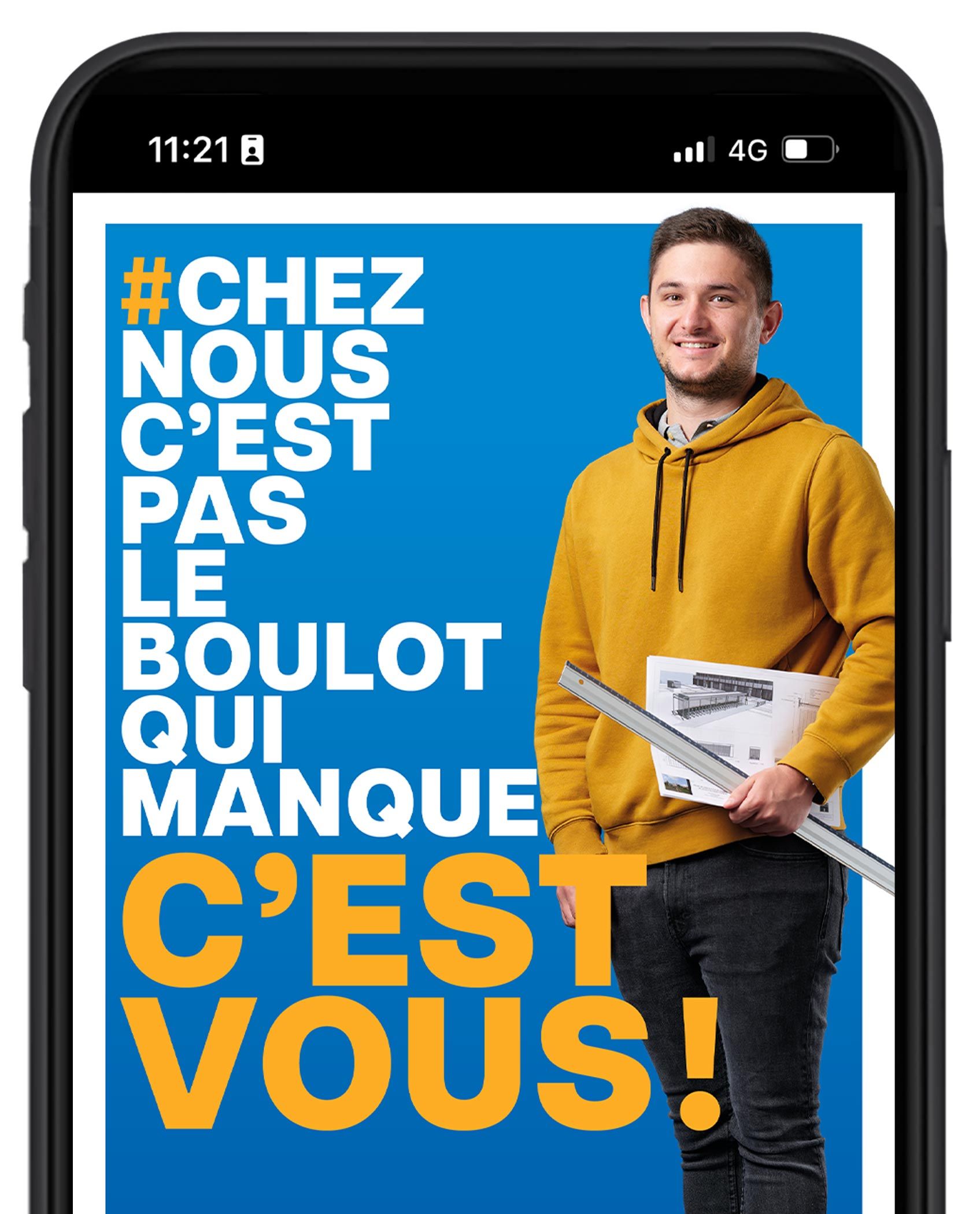 Man holding papers smiles next to text in French: 