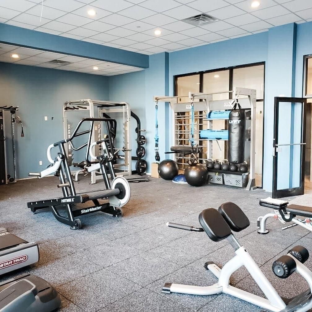 There are many different types of exercise equipment in this gym.
