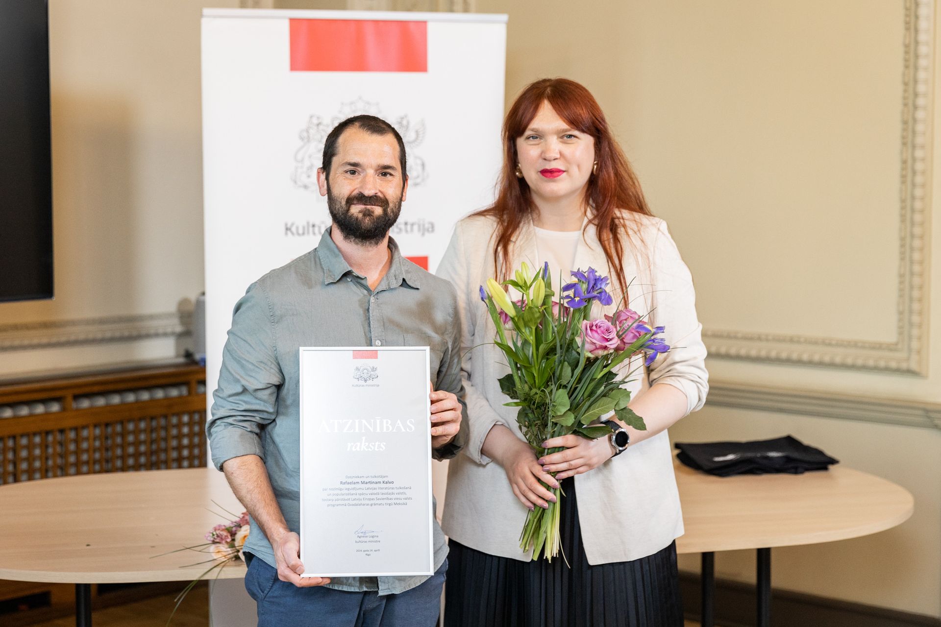 Rafaelam Martinam Kalvo pasniegts Kultūras ministrijas Atzinības raksts