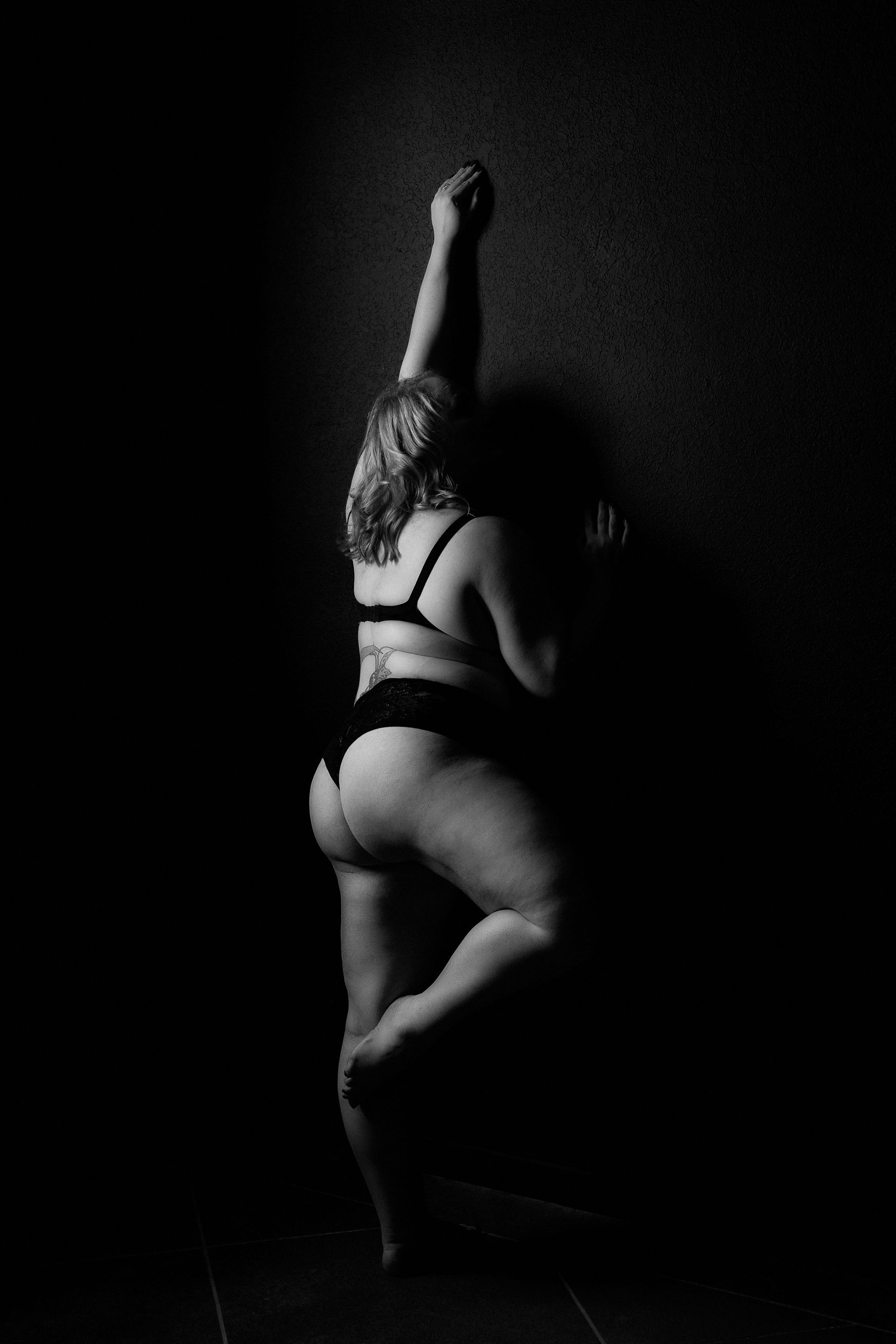 womens boudoir photo black and white