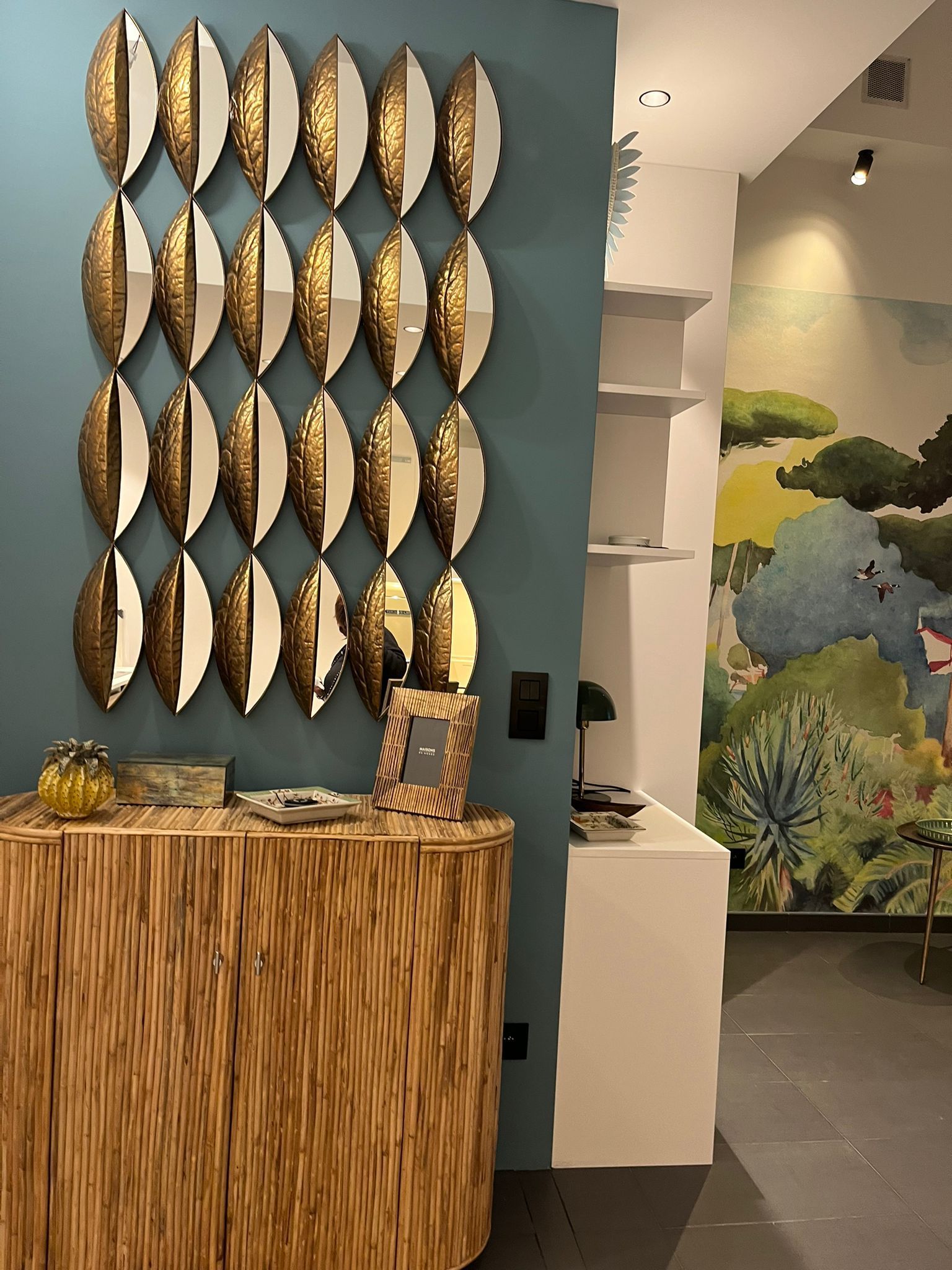 Un mur avec beaucoup de miroirs dessus