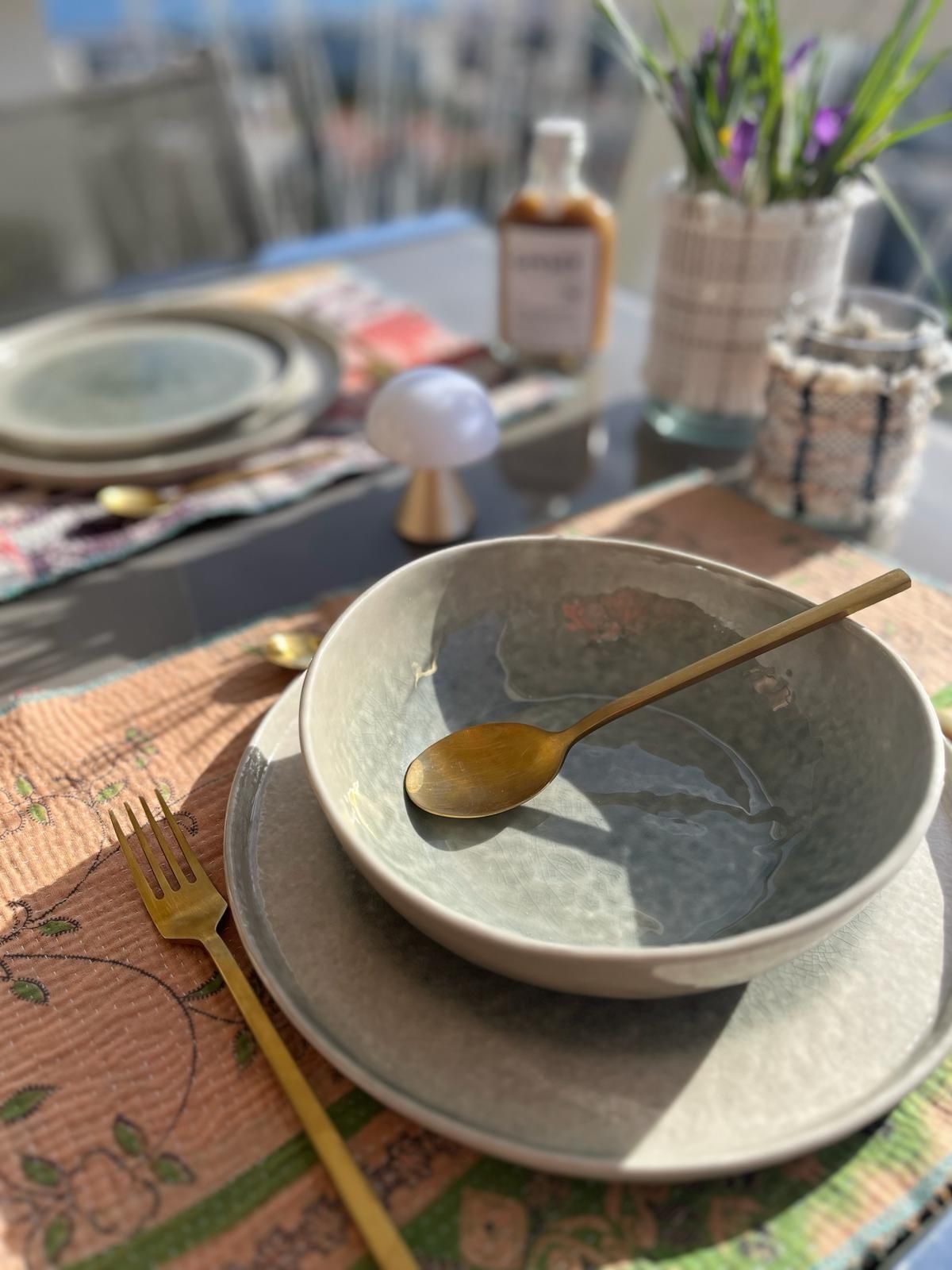 Une assiette avec une cuillère dessus est sur une table.