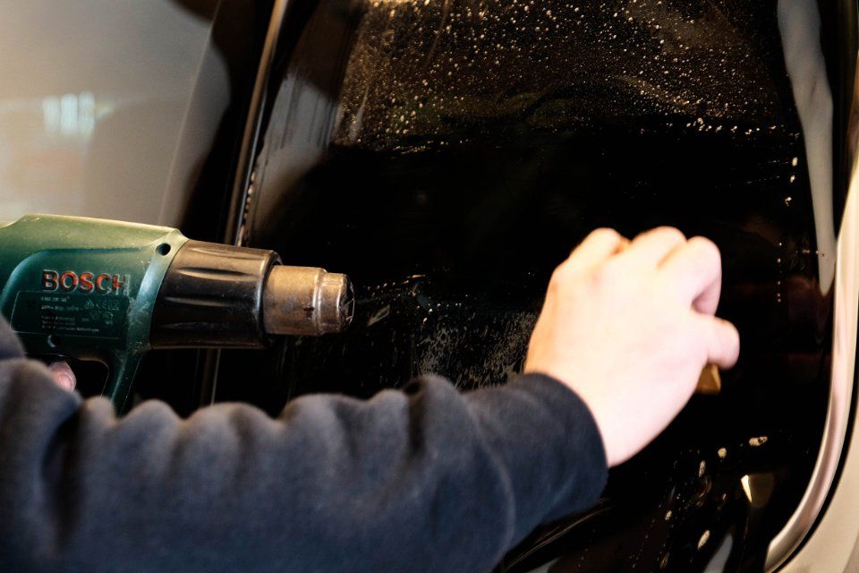operazione durante oscuramento vetri auto