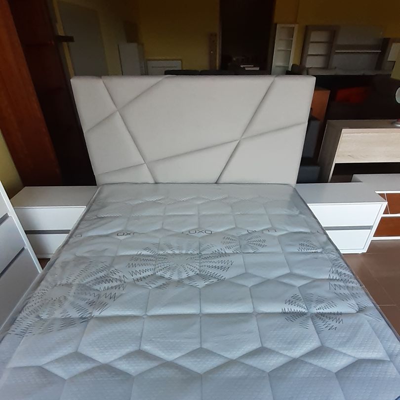 Cama com desenho na cabeceira em tecido na loja da Jorge Móveis