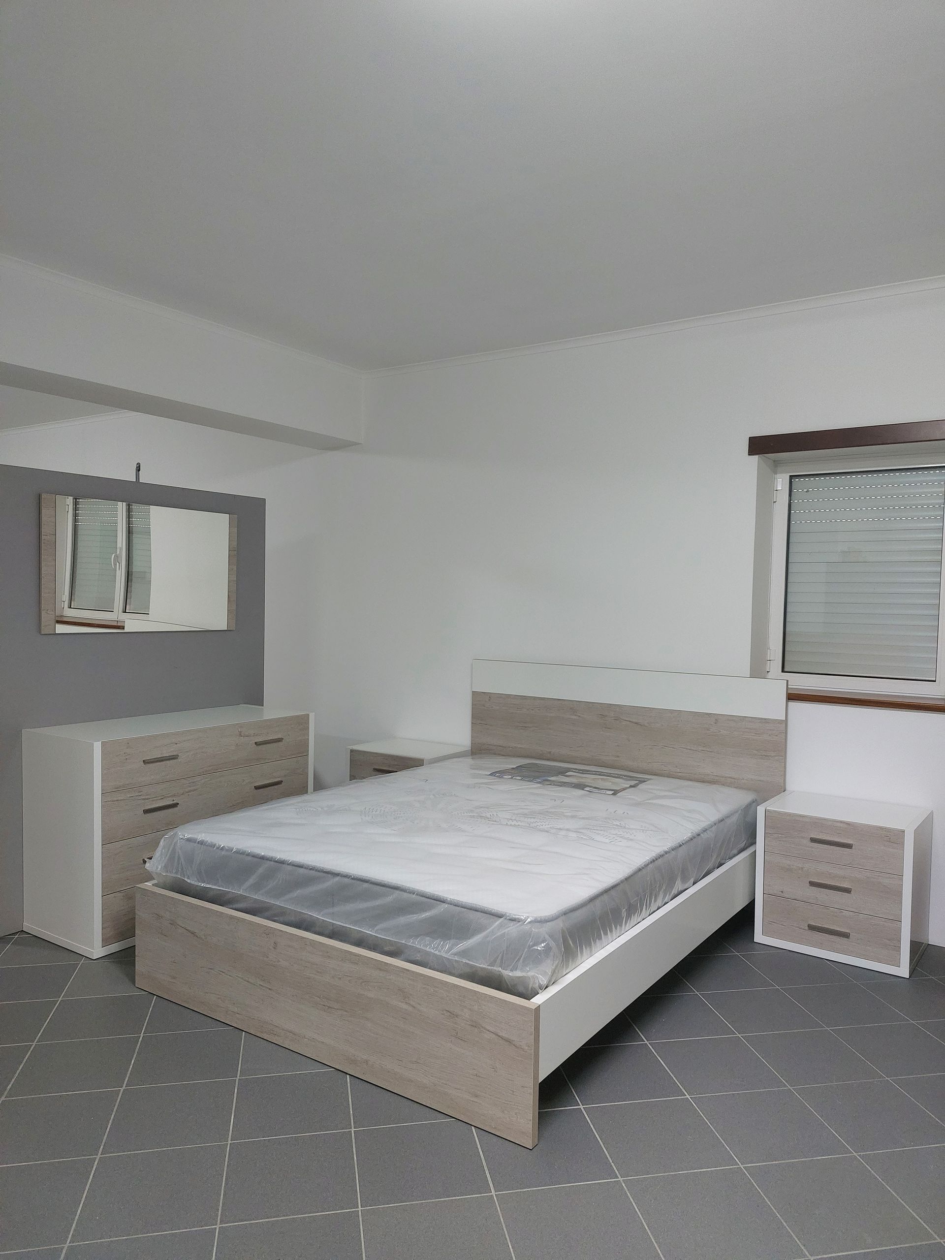 Quarto completo de casal em branco e cinzento