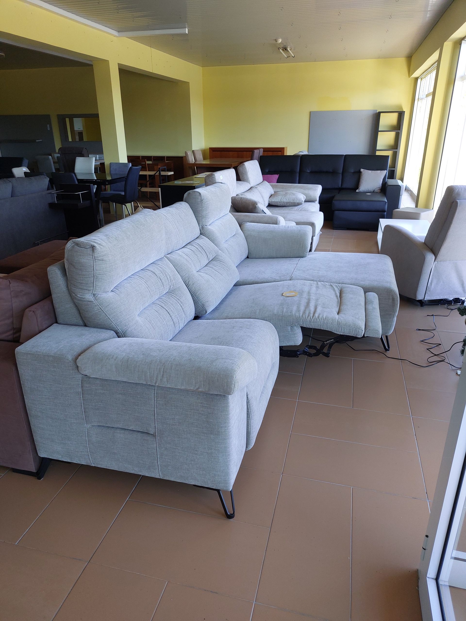 Sofá com mecanismo de elevação de pernas e chaise long
