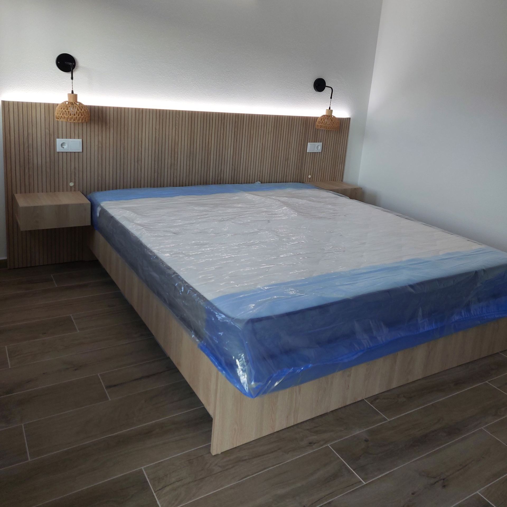 Cama com cabeceira ripada, iluminação led e tomadas + interruptores
