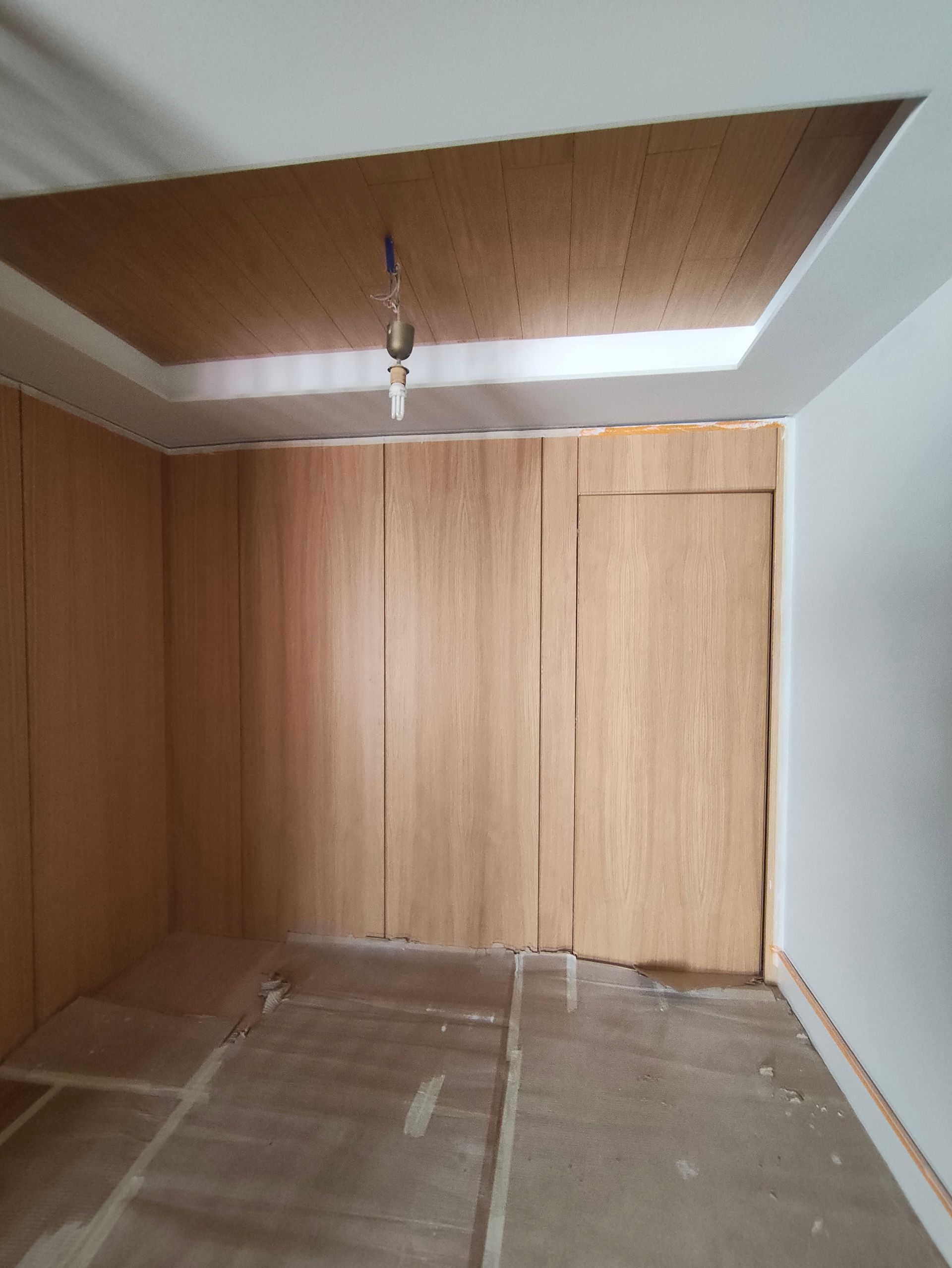 Teto em madeira criado para dar cor e personalidade ao hall de entrada do cliente na Foz do Porto