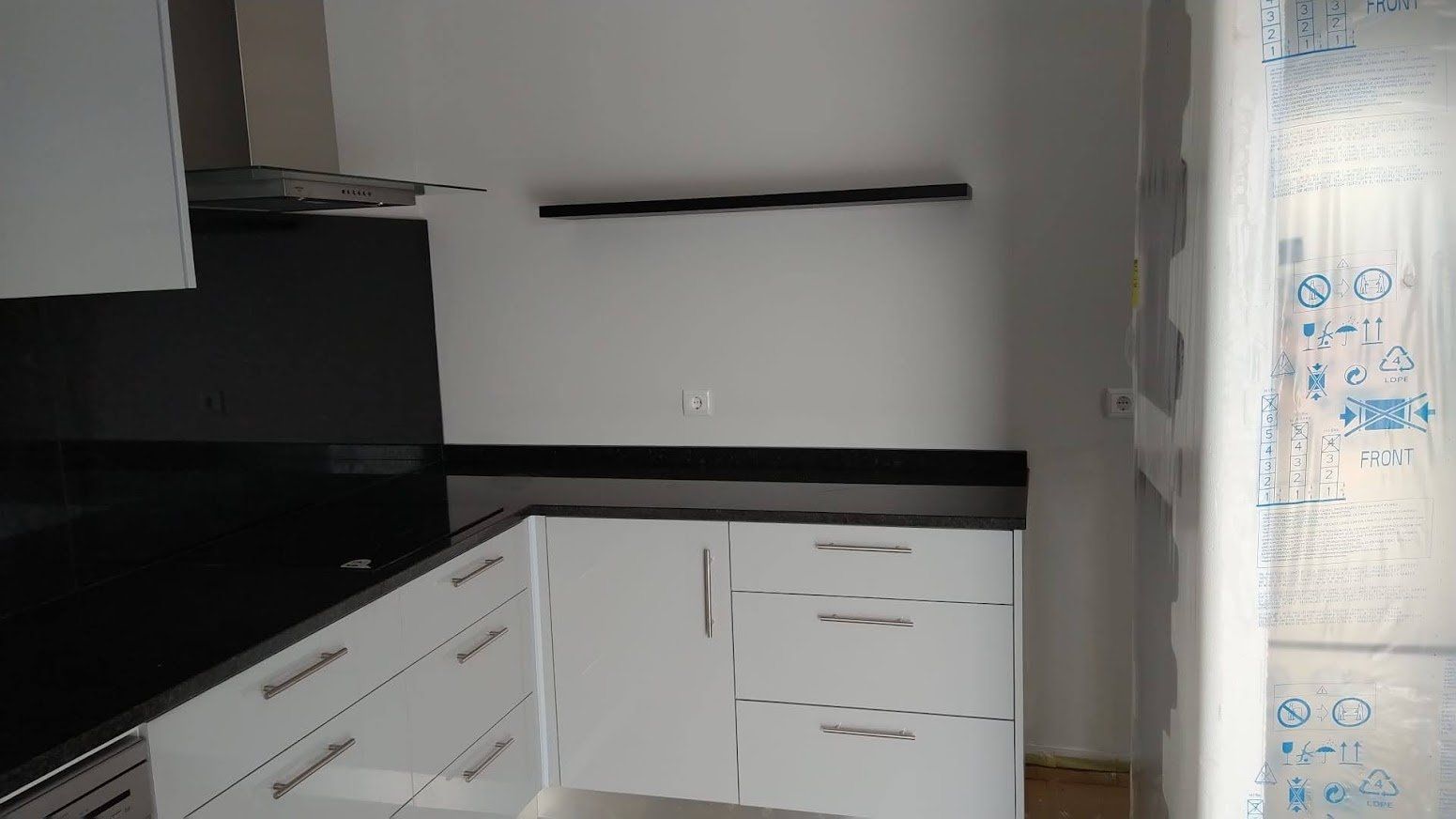 Cozinha personalizada em branco com  granito preto
