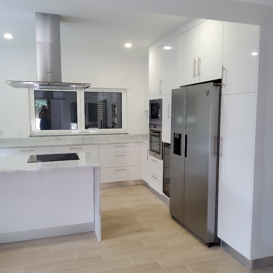 Cozinha completa realizada pela Jorge Moveis em termolaminado branco moderna com parede de eletrodomésticos