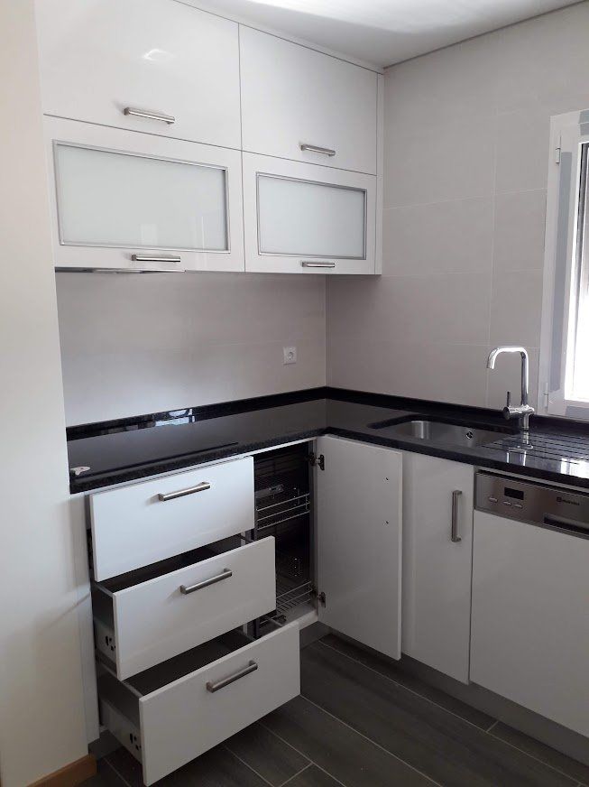 Detalhes de cozinha com portas em vidro lacado a branco realizada pela Jorge Móveis