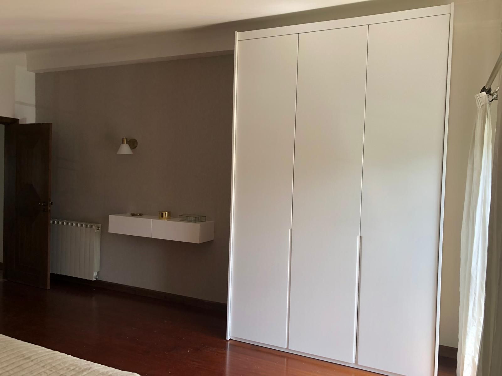 Móvel de apoio e roupeiro por medida em lacado branco realizado pela Jorge Móveis em casa de cliente em Coimbra