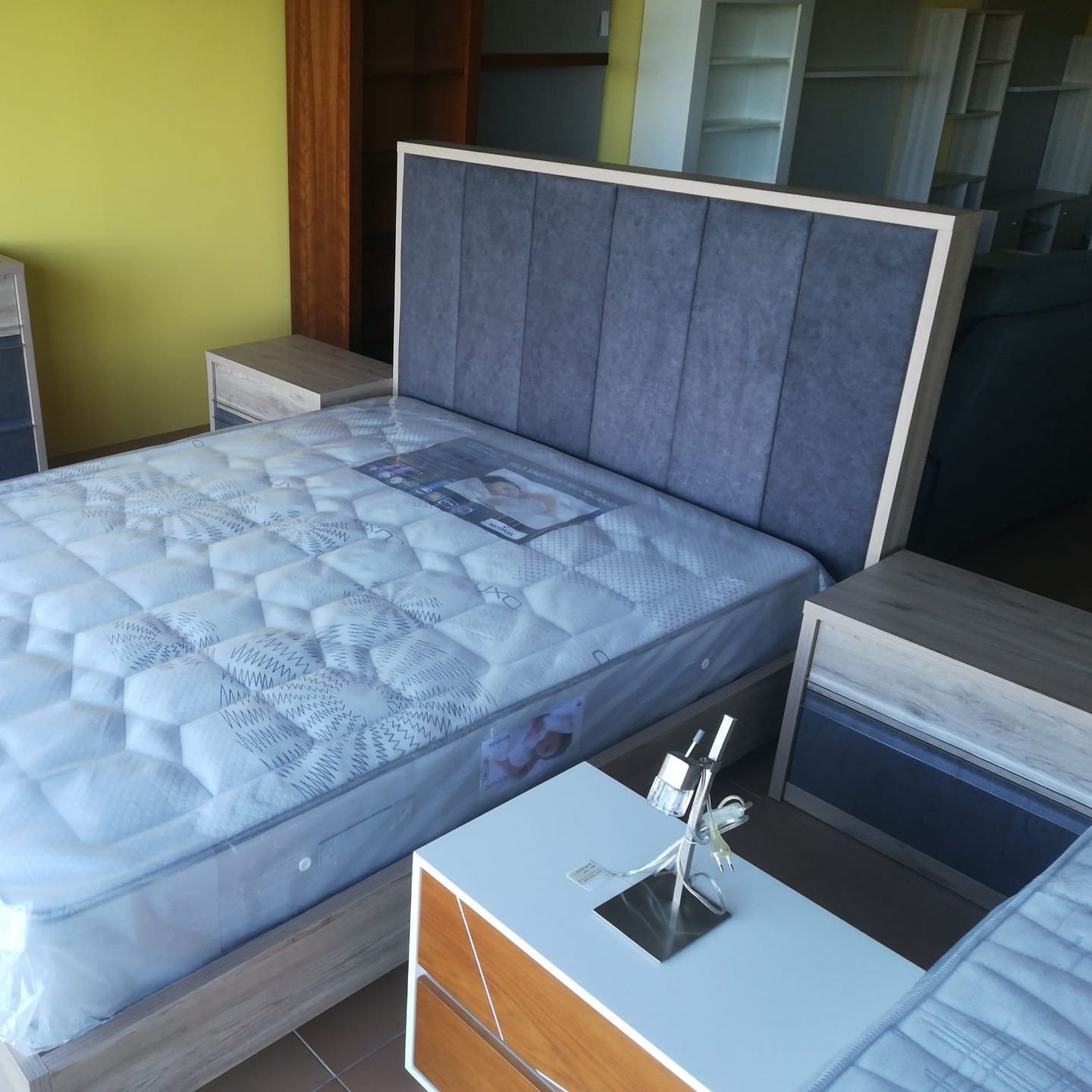cama estofada na exposição de nespereira alta
