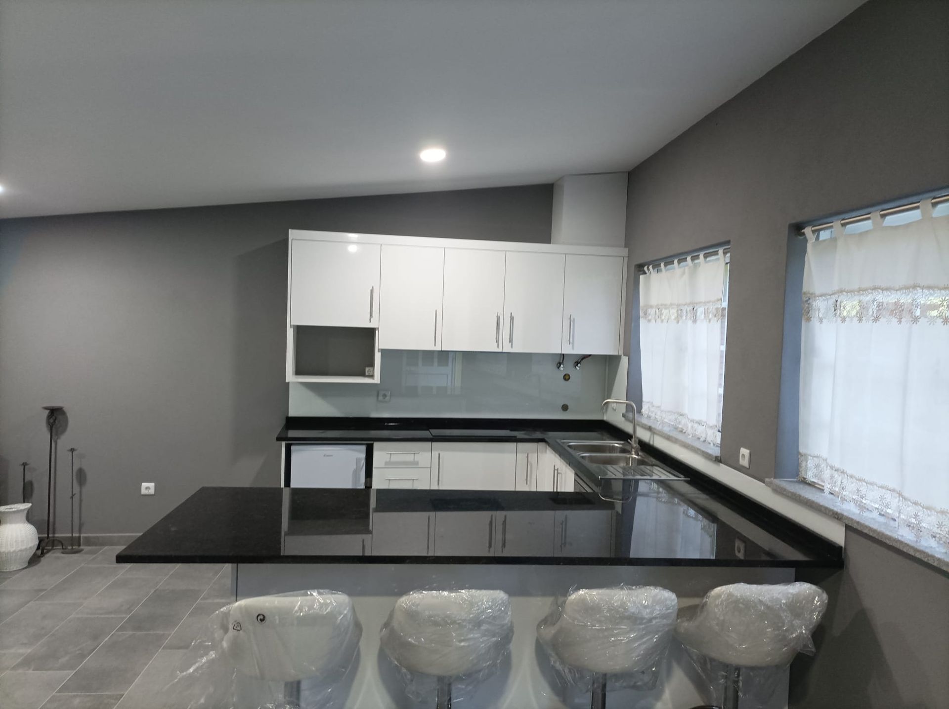 Cozinha por medida com península em preto e branco realizada pela Jorge Móveis
