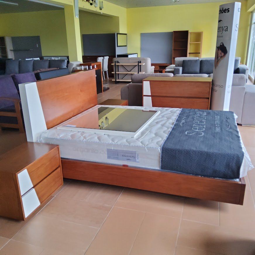 ´Quarto de casal em madeira de castanho e em branco moderno
