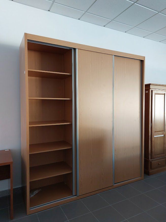 Roupeiro moderno com portas de correr e acabamento em laminado cor madeira