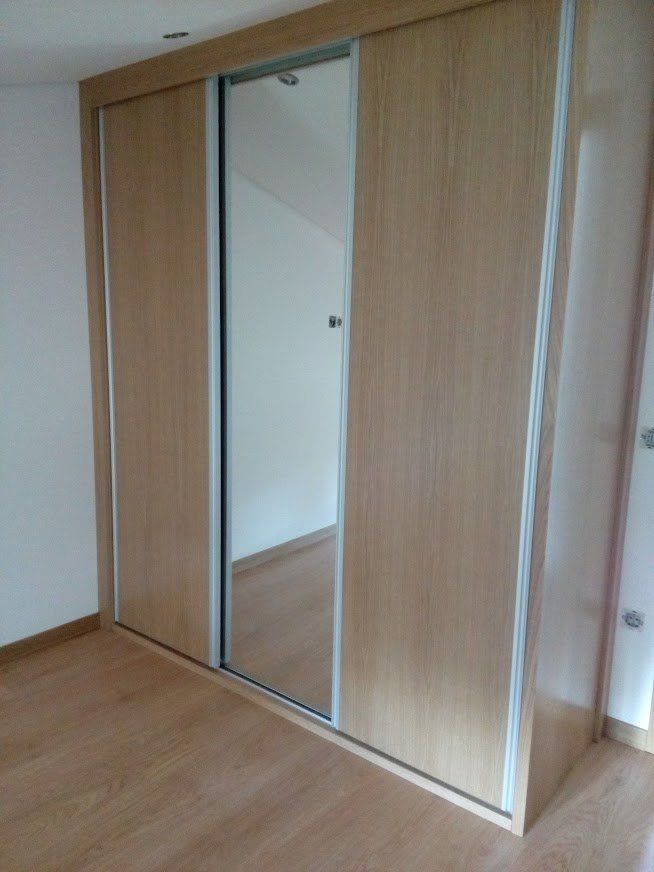 Roupeiro embutido personalizado para quarto de casal a condizer com portas interiores da casa do cliente
