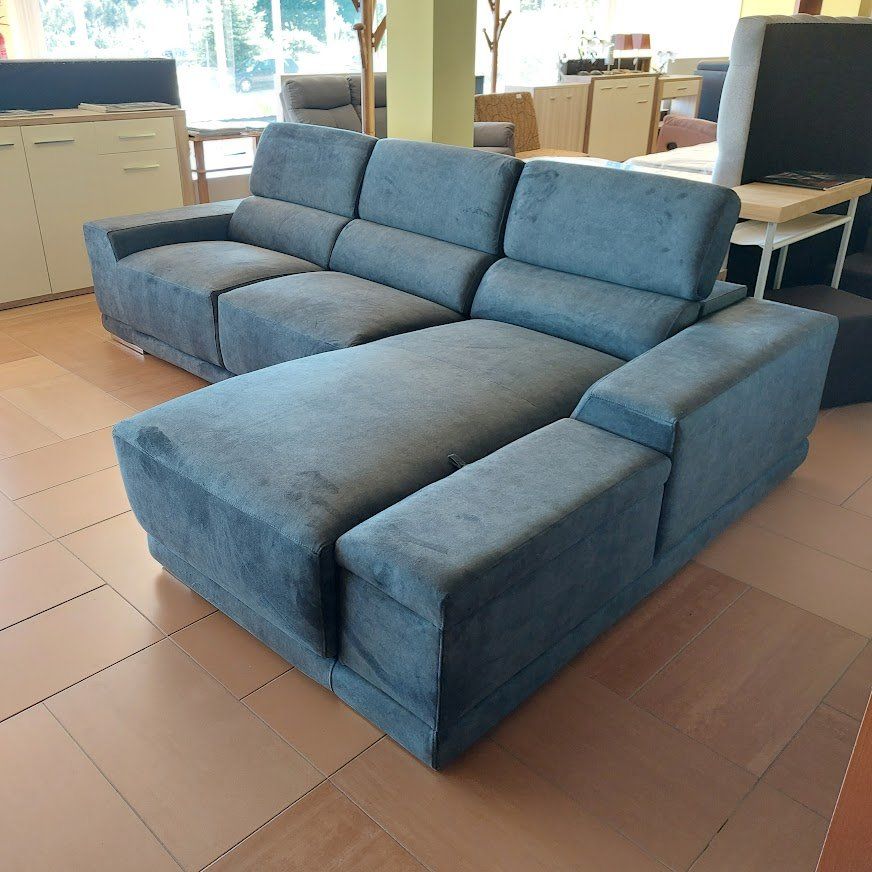 Sofá chaise long em tecido cinzento aveludado
