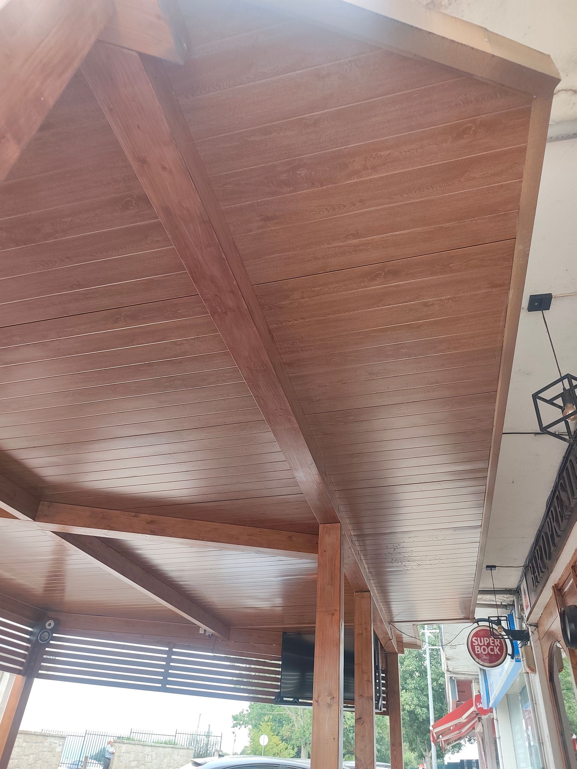 Telheiro em painel sandwish realizado em São Pedro do Sul para esplanada de bar, com estrutura em madeira