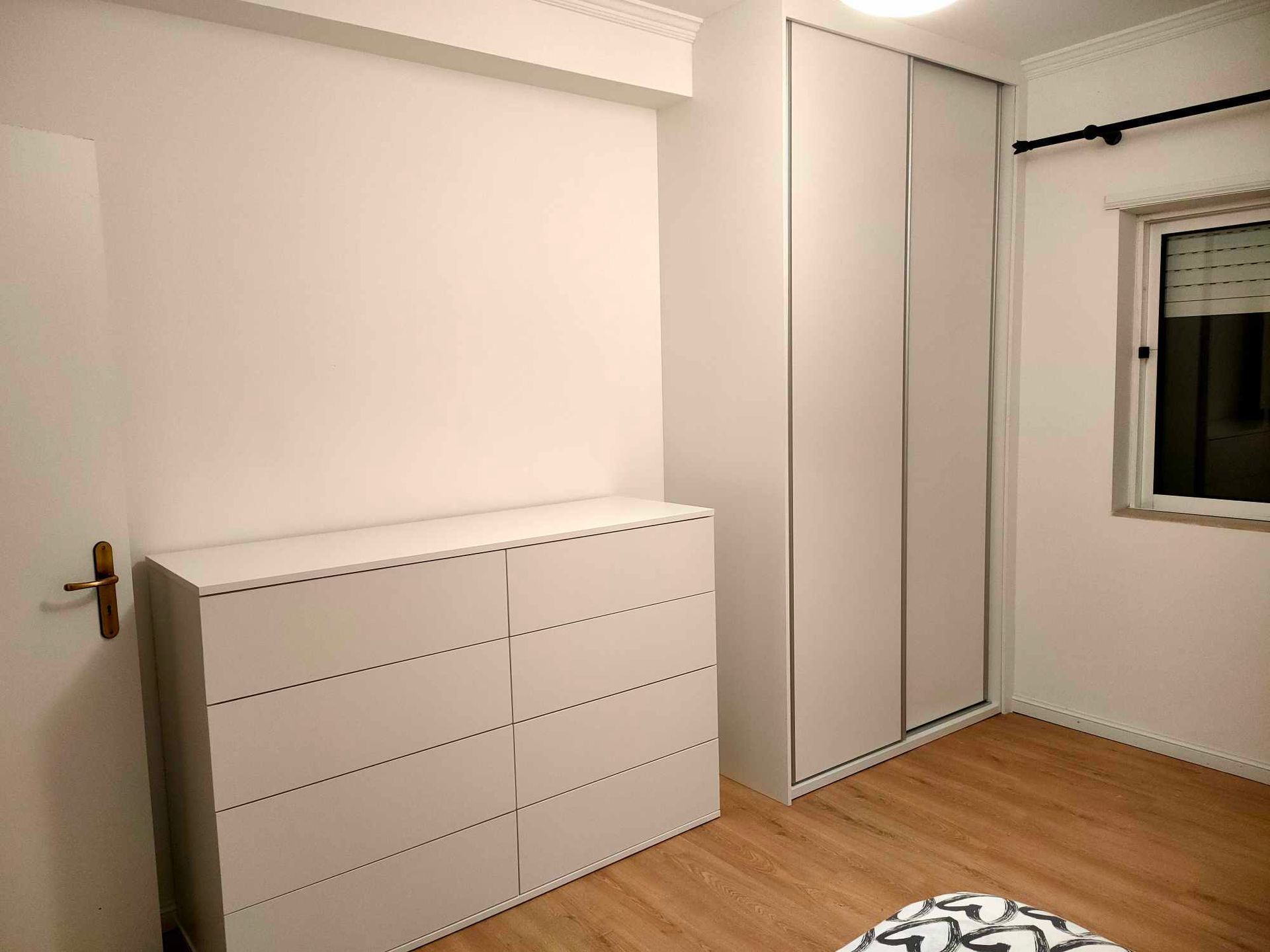 Móvel cómoda e roupeiro por medida realizado pela Jorge Móveis em casa de cliente em Eixo - Aveiro