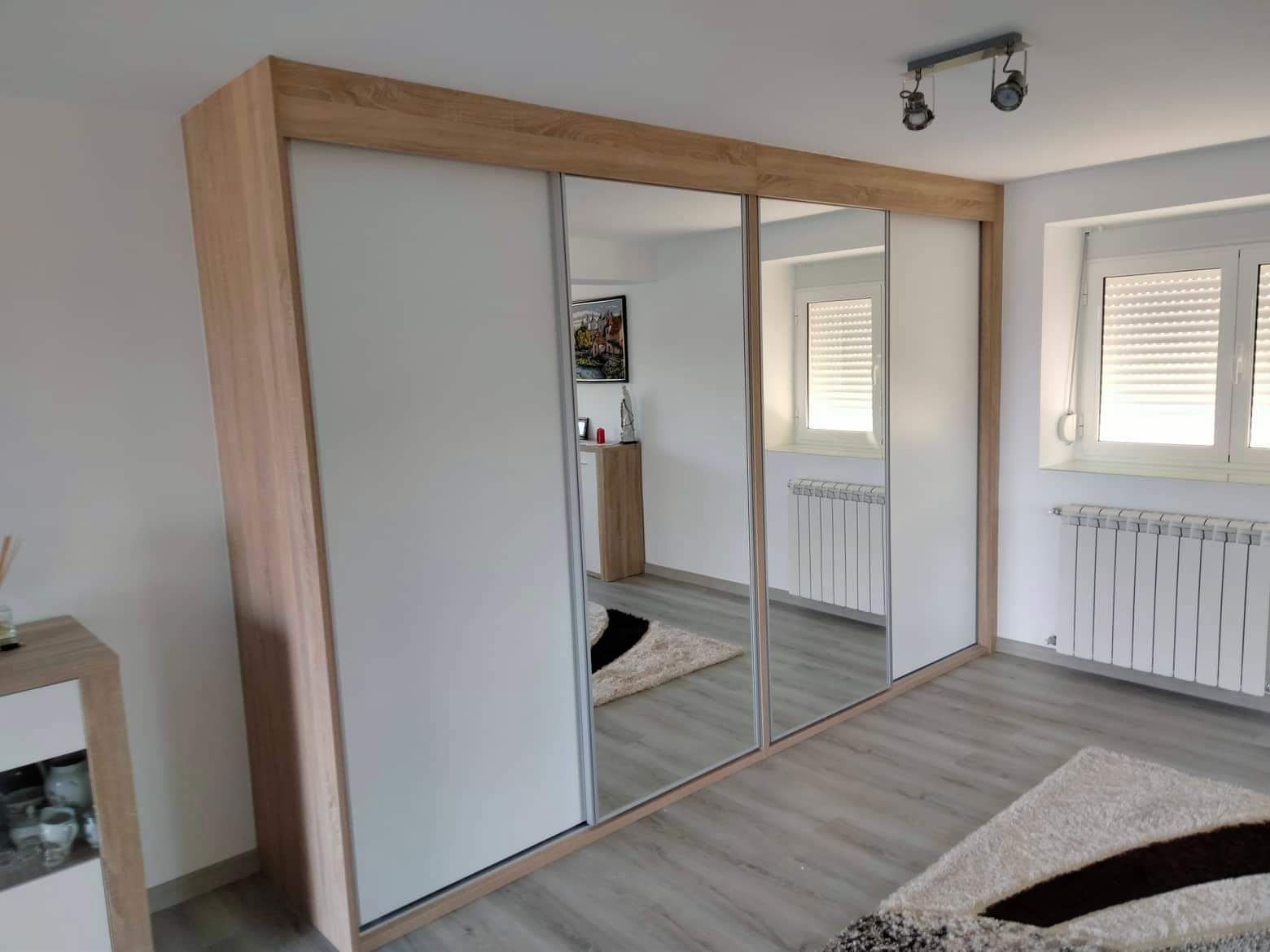 Roupeiro à medida com acabamento em laminado madeira realizado pela Jorge Móveis