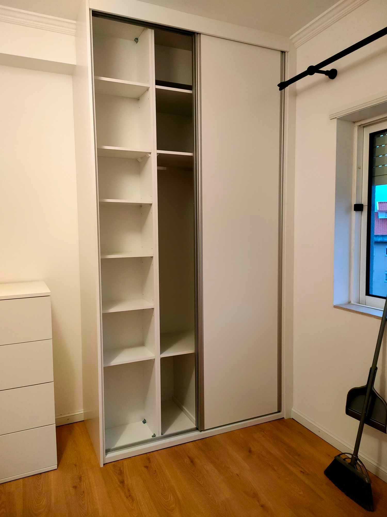 Mobiliário de quarto por medida com roupeiro personalizado a ocultar embutindo o pilar da parede