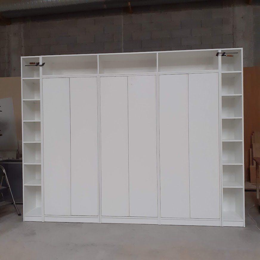Roupeiro branco por medida com interior personalizado e bastante arrumação